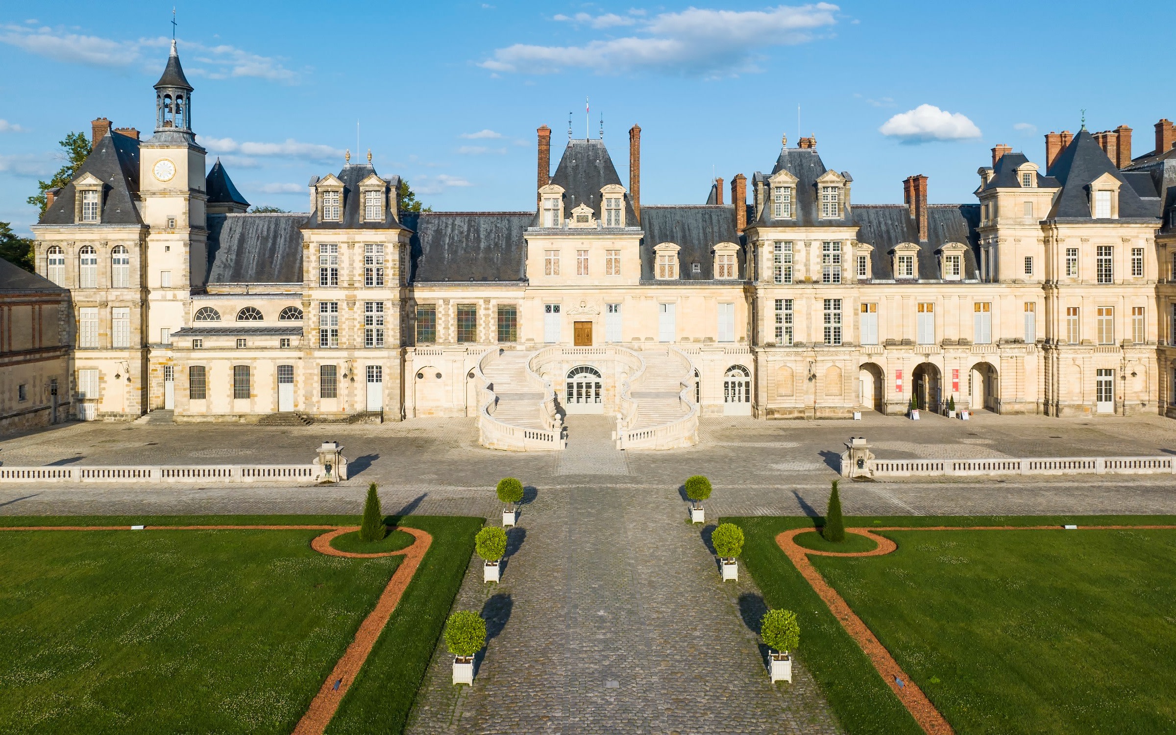Castles of Fontainebleau and Vaux-le-Vicomte Day Trip from Paris
