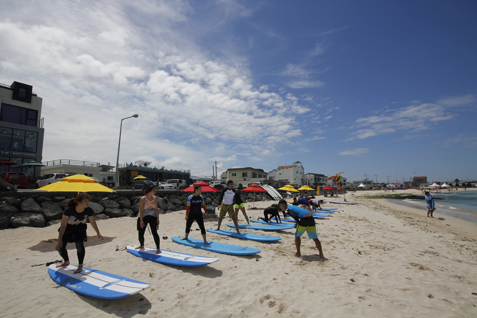 サーフィン教室（済州島 / Bagus Surfing School提供）