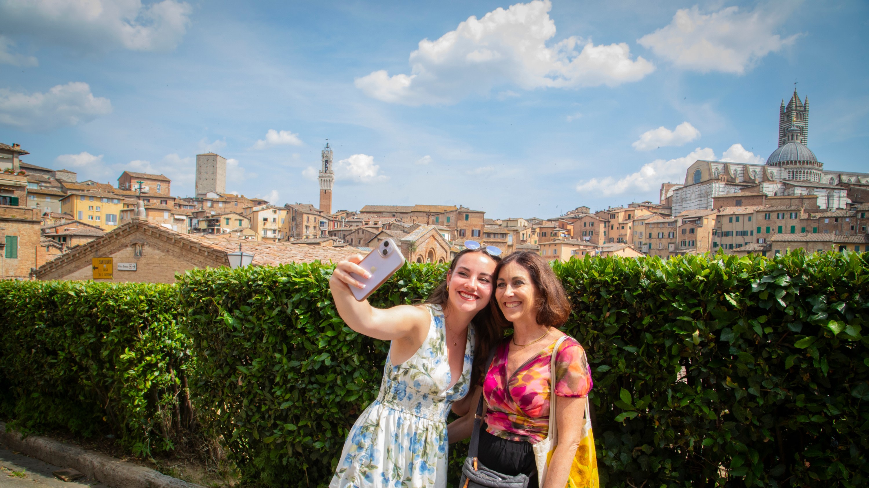 San Gimignano & Siena walking tour with dining experience