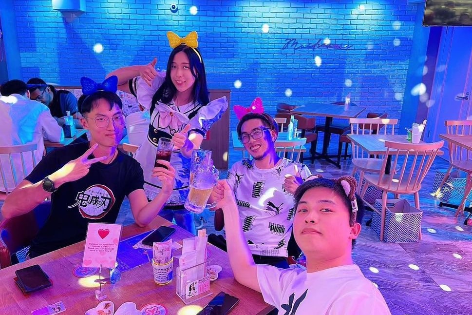 每次女僕為您端來飲品時,都會帶領大家舉杯慶祝!✨ 在這個輕鬆的空間裡,您可以放鬆身心,緩解旅途的疲憊。🎵 每次女僕為您端來飲品時,都會帶領大家舉杯慶祝!✨ 在這個輕鬆的空間裡,您可以放鬆身心,緩解旅途的疲憊。🎵