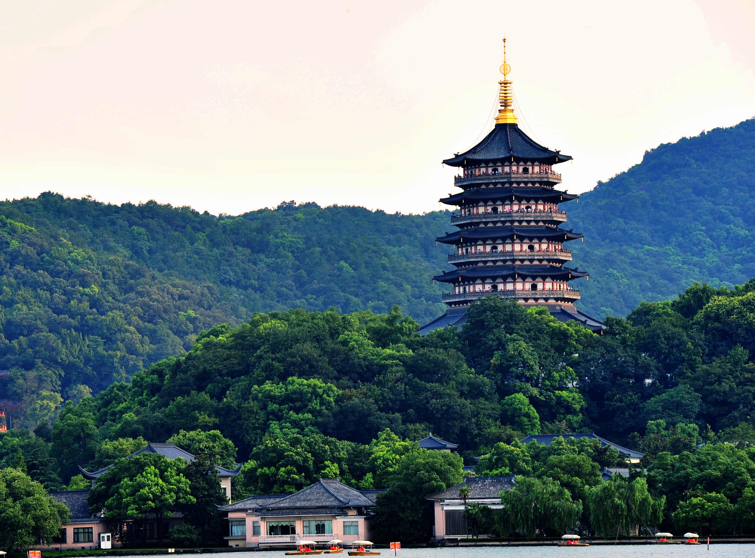 杭州西湖+乘船遊西湖+靈隱寺+點茶畫扇私人導覽半日遊/一日遊（體驗宋韻點茶畫扇+春季賞花+江南風光）