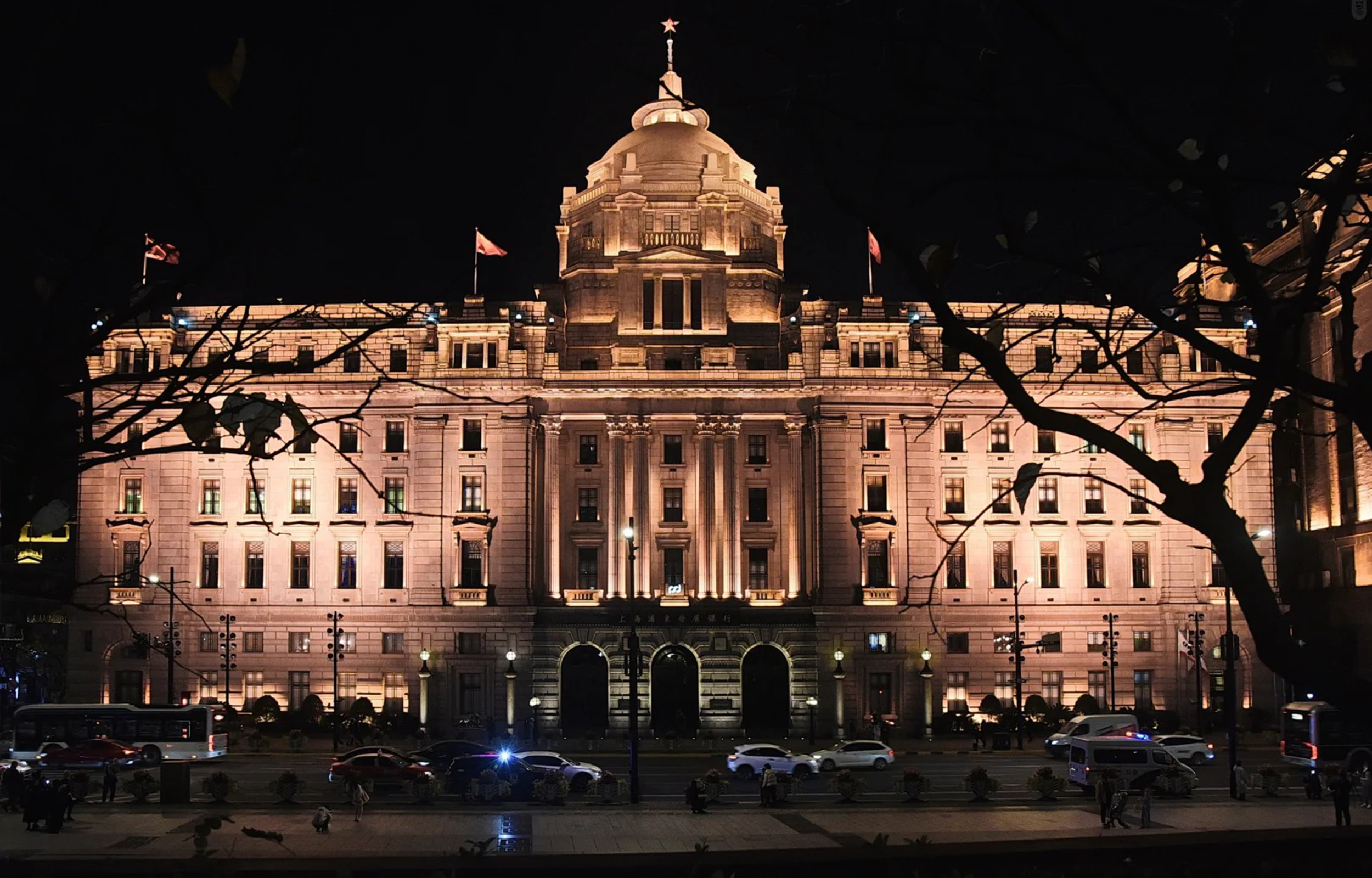 上海外灘夜景,外灘的古典風格建築在燈光照耀下璀璨奪目,這些建築見證了上海的歷史變遷,融合了多種建築風格 上海外灘夜景,外灘的古典風格建築在燈光照耀下璀璨奪目,這些建築見證了上海的歷史變遷,融合了多種建築風格
