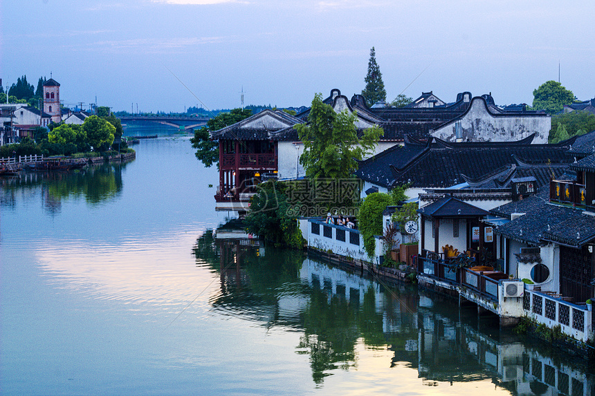 朱家角古鎮位於上海市青浦區,是典型的江南水鄉古鎮,歷史可追溯至三國時期 。 朱家角古鎮位於上海市青浦區,是典型的江南水鄉古鎮,歷史可追溯至三國時期 。