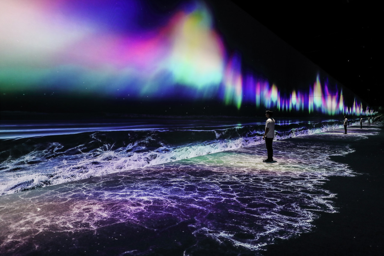 旅客可漫步於巨型數位藝術裝置之間，感受作品如同「呼吸、流動與回應」般的生命力，享受視覺、聽覺與嗅覺交織而成的多感官藝術旅程。