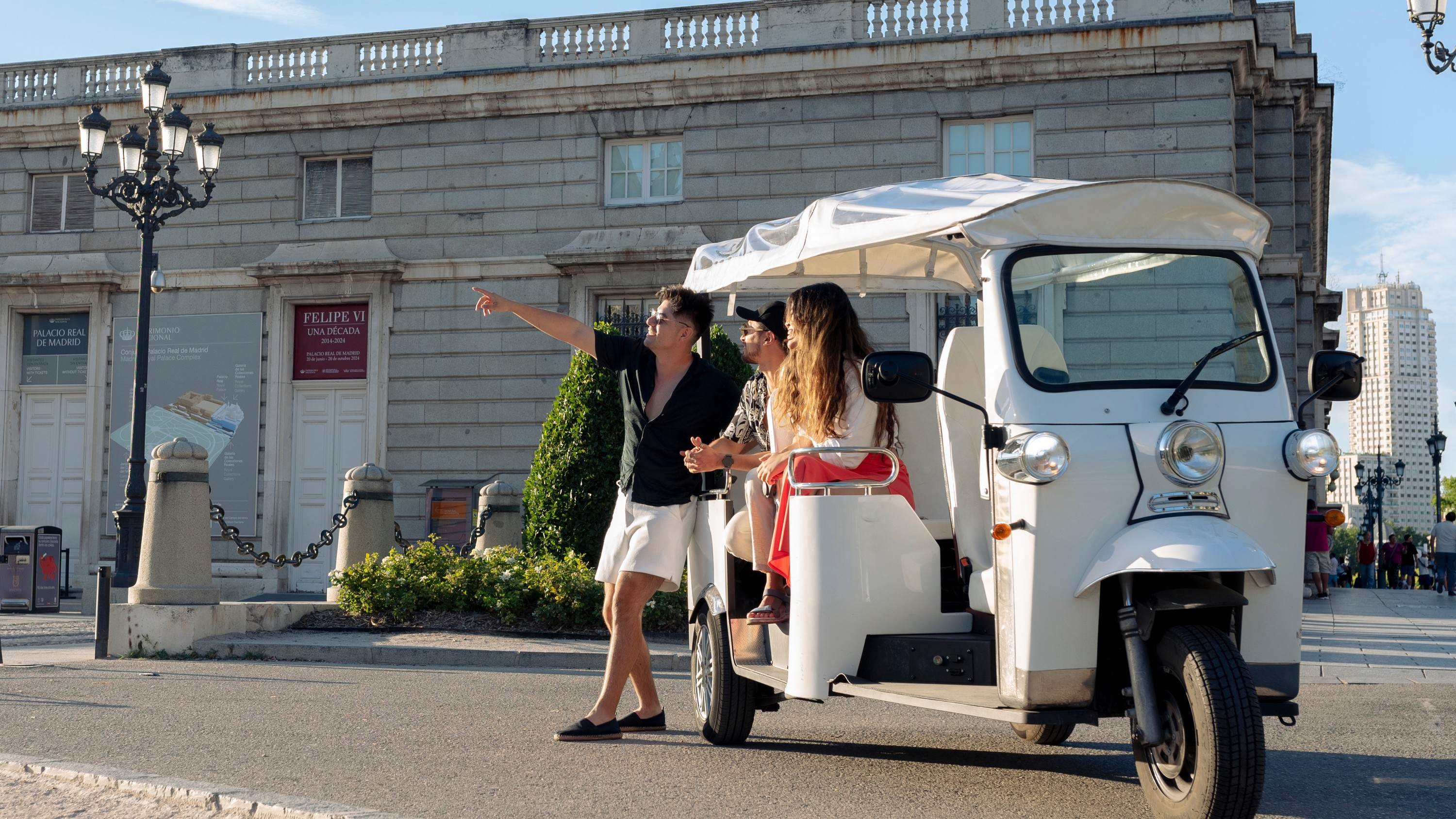 Panoramic tuk tuk ride tour in Madrid