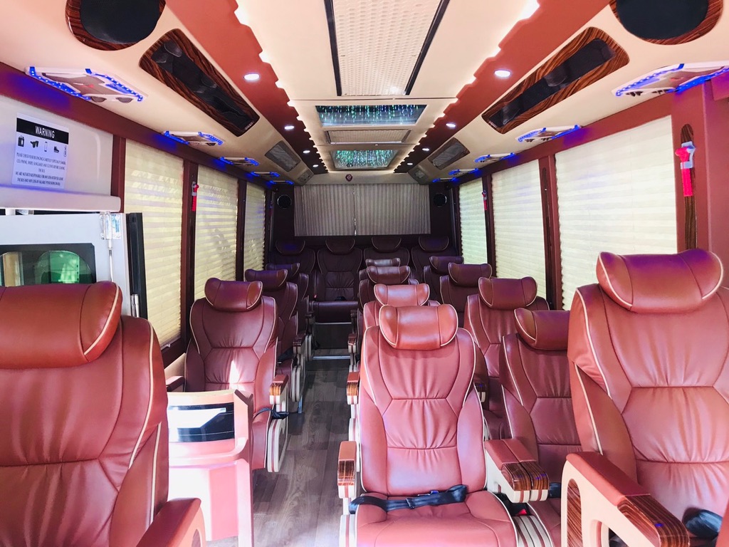 Cuong Phat Limousine 11人座豪華轎車