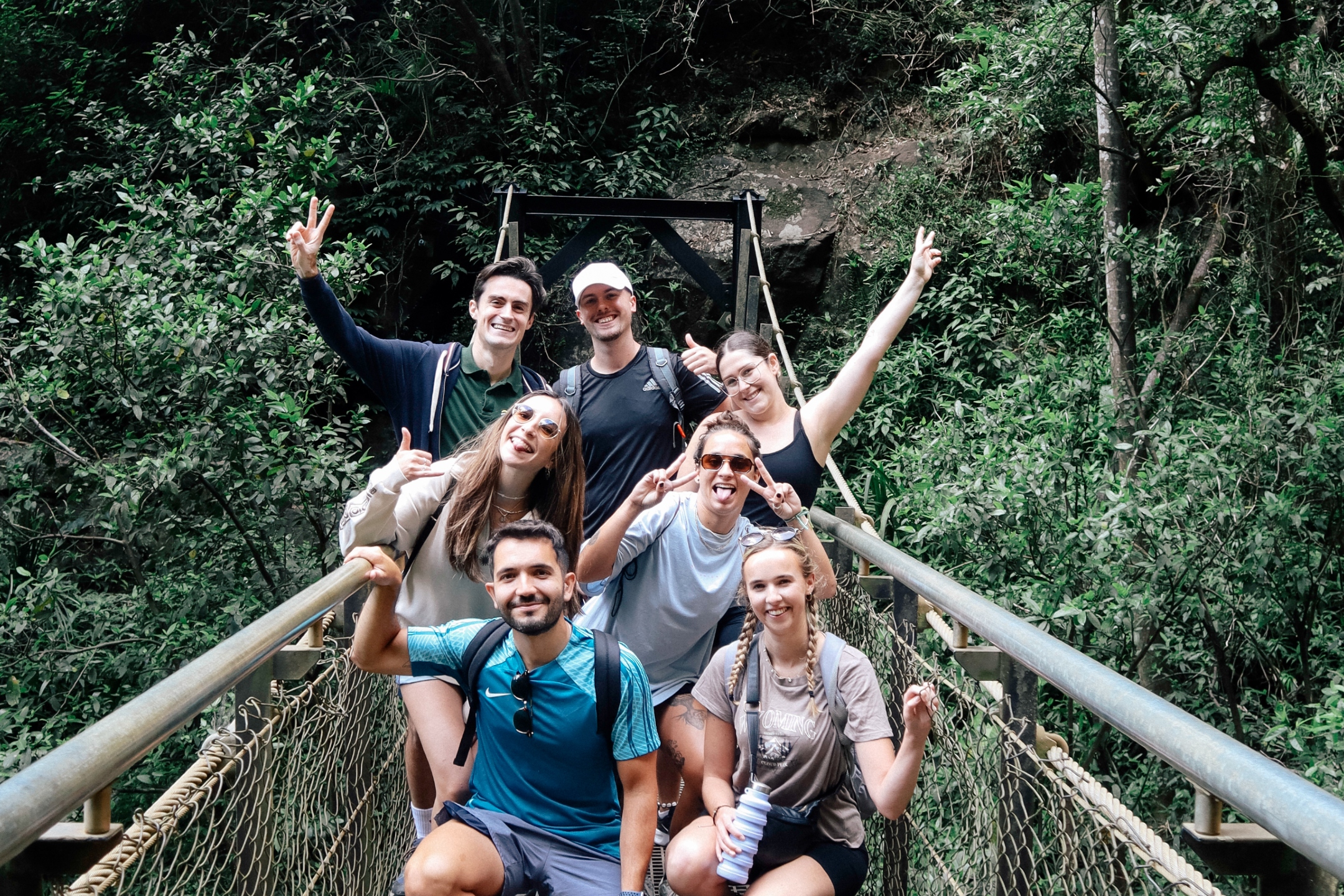 加入拼團,穿越春溪國家公園的天然橋,周圍環繞著鬱鬱蔥蔥的森林景觀 加入拼團,穿越春溪國家公園的天然橋,周圍環繞著鬱鬱蔥蔥的森林景觀