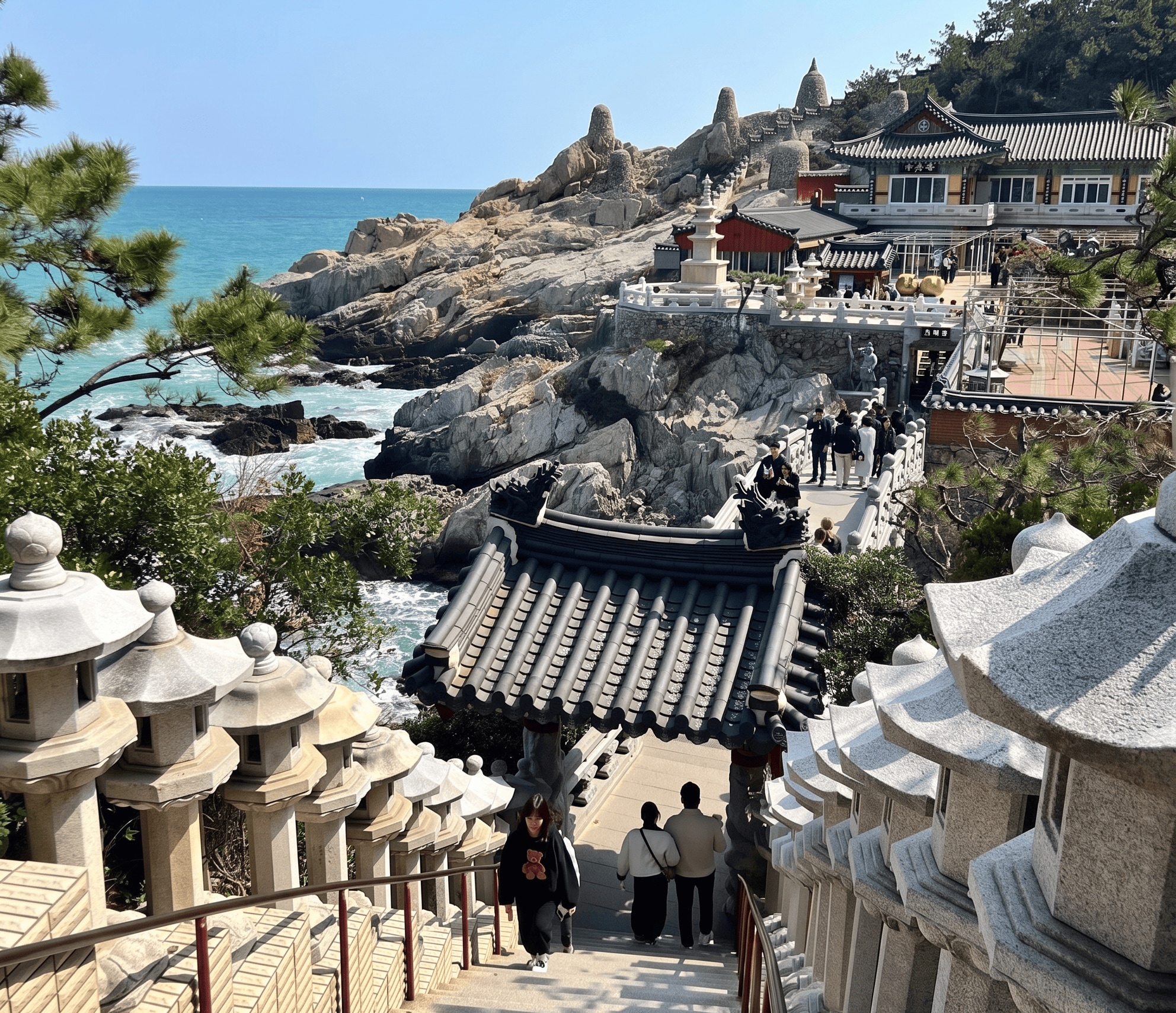 海東龍宮寺：世界上為數不多的海邊寺廟之一。這裡擁有令人歎為觀止的海景和寧靜的靈性氛圍，是韓國真正獨特的寺廟體驗。