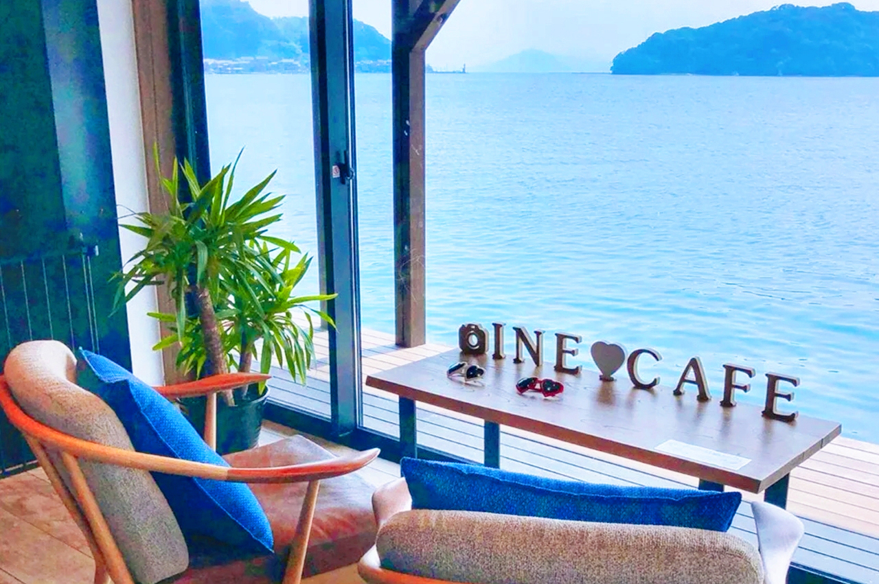 伊根網紅咖啡店坐落在漁村海岸邊，提供絕美海景視角與特色手工飲品，是拍照打卡與悠閒小憩的熱門去處