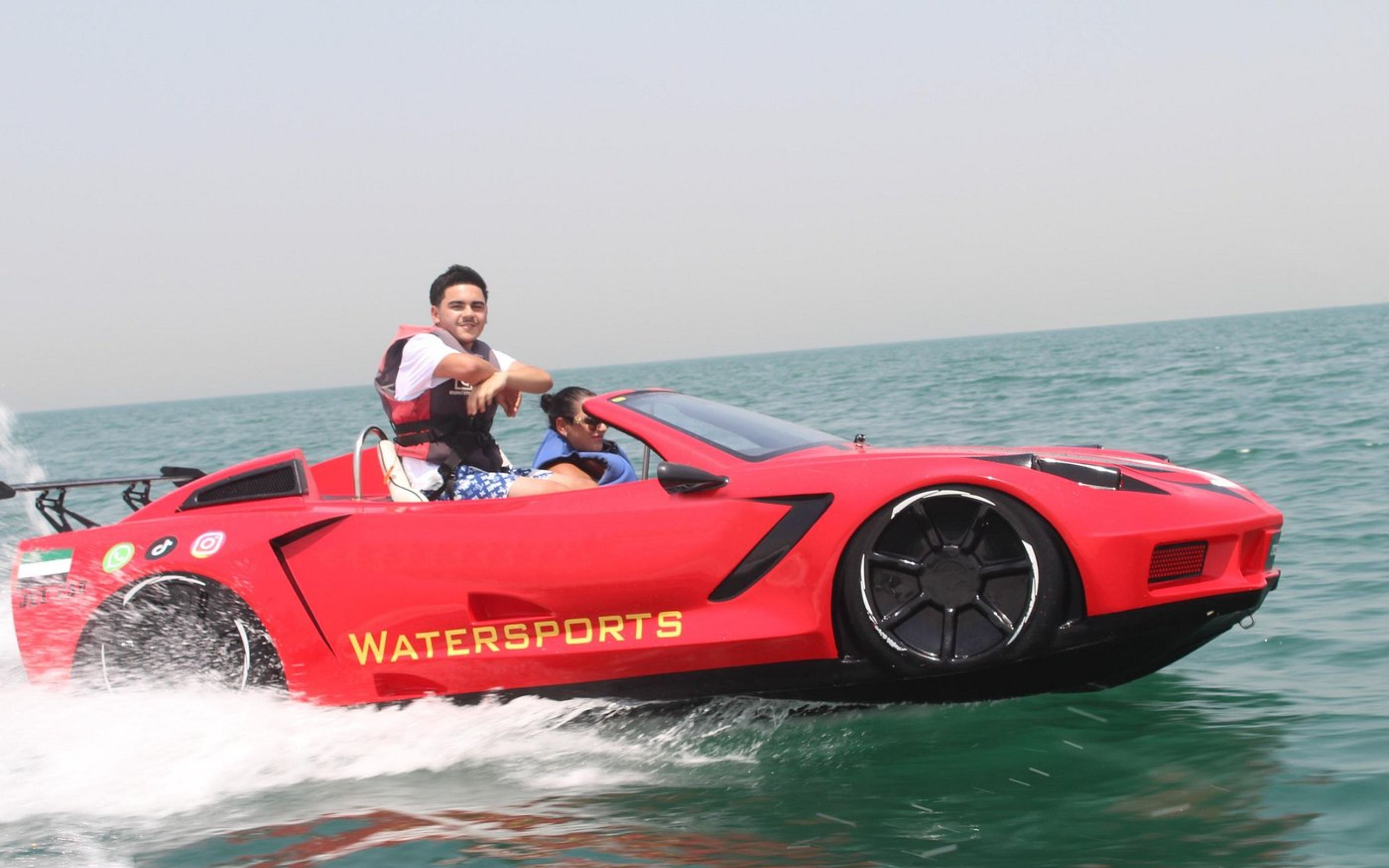 感受駕駛噴氣式汽車馳騁在迪拜波光粼粼水域的刺激