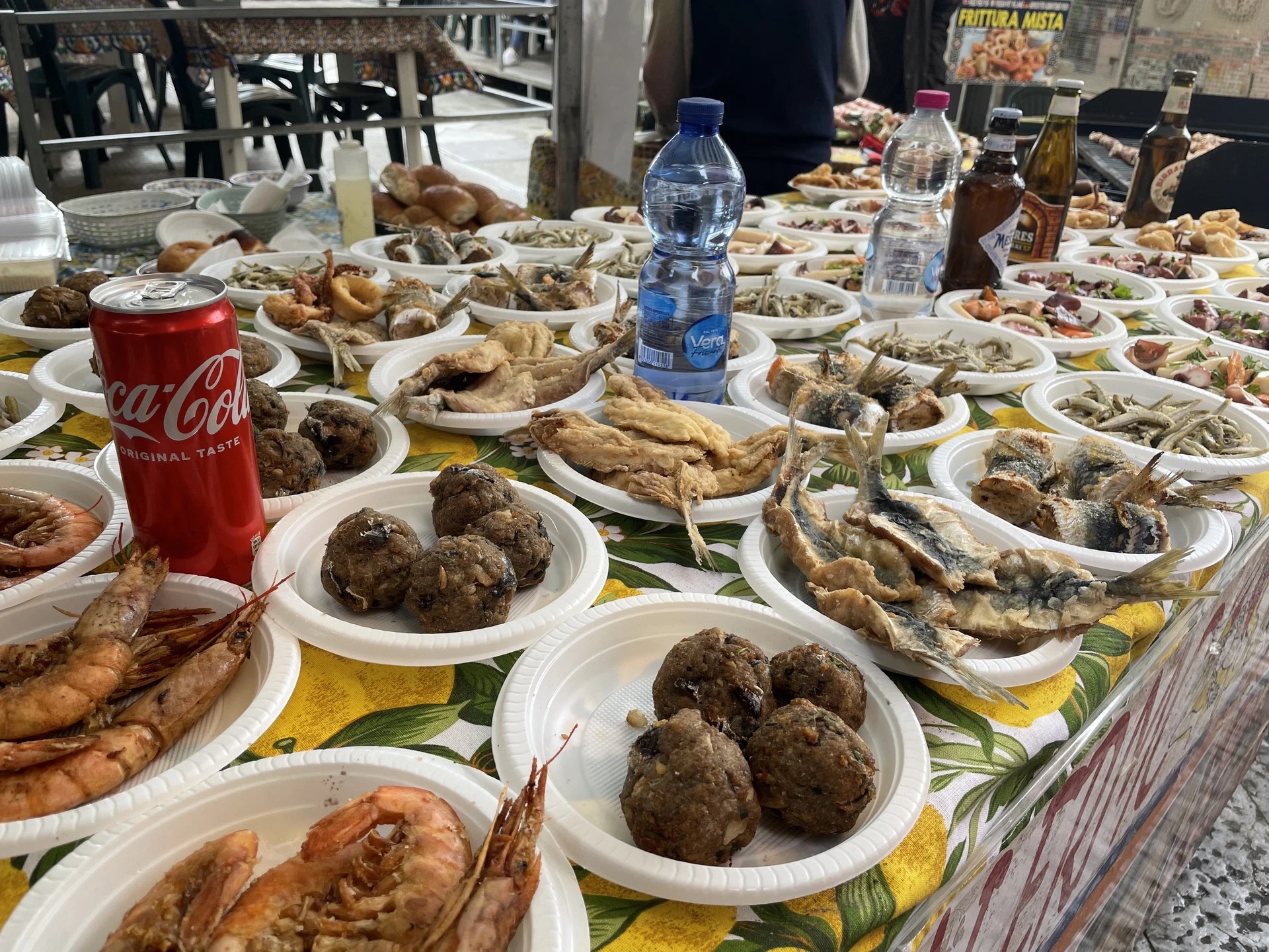 在熱鬧的漁市場盡情品嚐新鮮的在地海產和傳統街頭小吃，享受一場令人垂涎欲滴的盛宴。