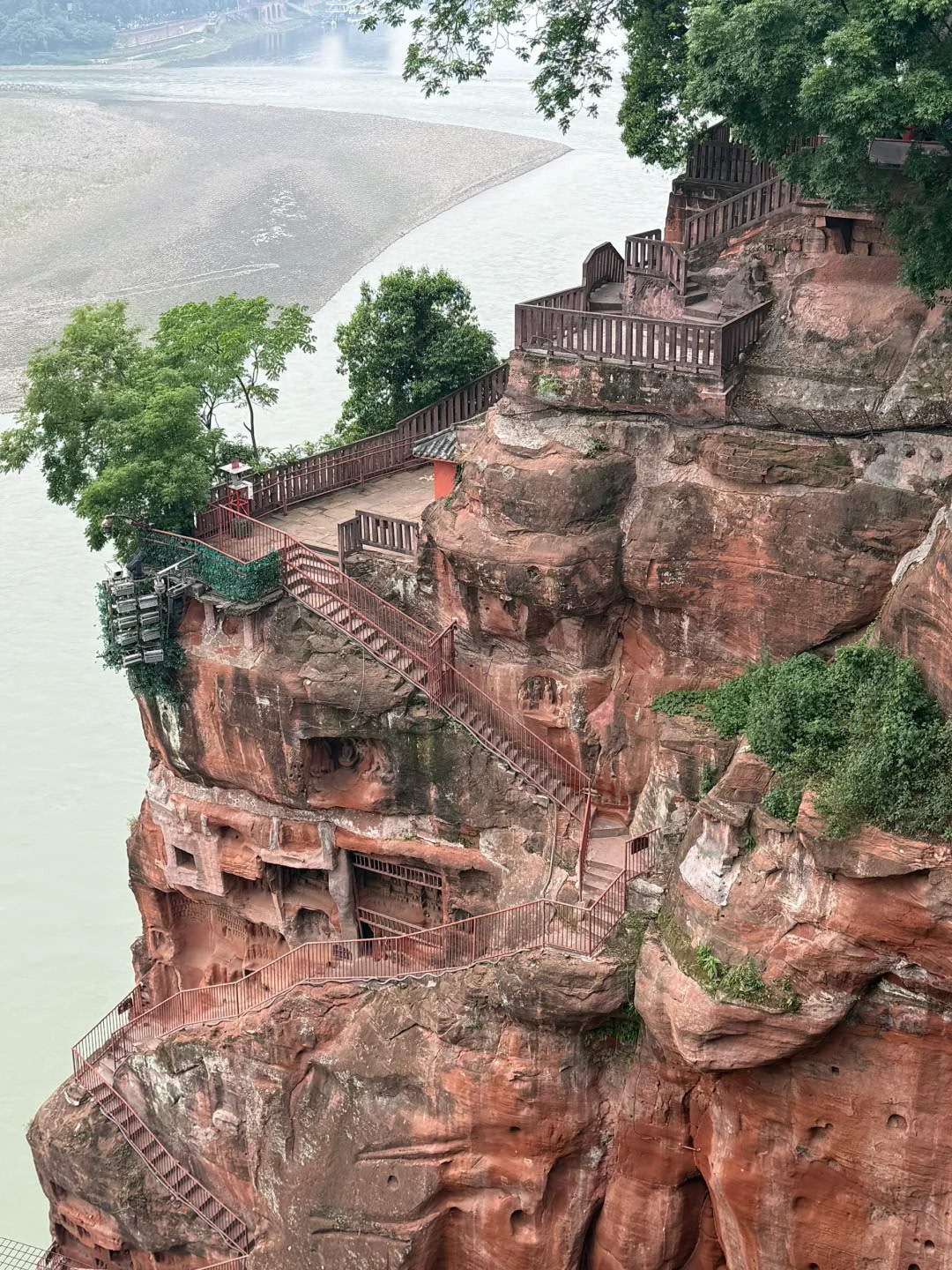 沿著九曲棧道一路直上，大佛的每個角度都能瀏覽