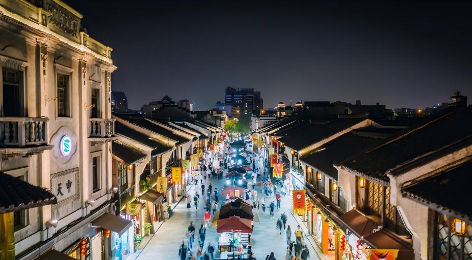 河坊街是杭州保存最完整的明清古街之一,緊鄰南宋御街遺址。街道兩旁店鋪林立,胡慶餘堂、方回春堂等百年老字號依然在此經營,飛簷雕窗的徽派建築默默訴說著往昔繁華。 河坊街是杭州保存最完整的明清古街之一,緊鄰南宋御街遺址。街道兩旁店鋪林立,胡慶餘堂、方回春堂等百年老字號依然在此經營,飛簷雕窗的徽派建築默默訴說著往昔繁華。