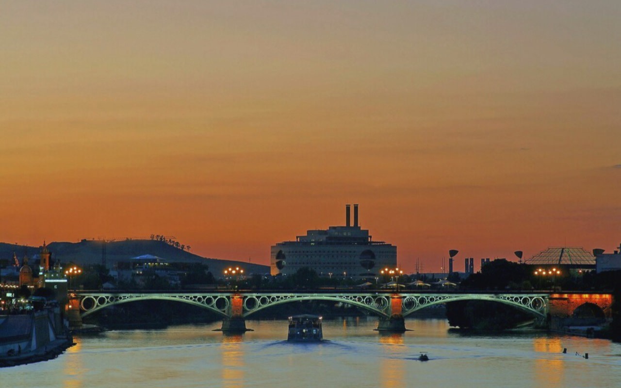 Guadalquivir river cruise experience in Seville