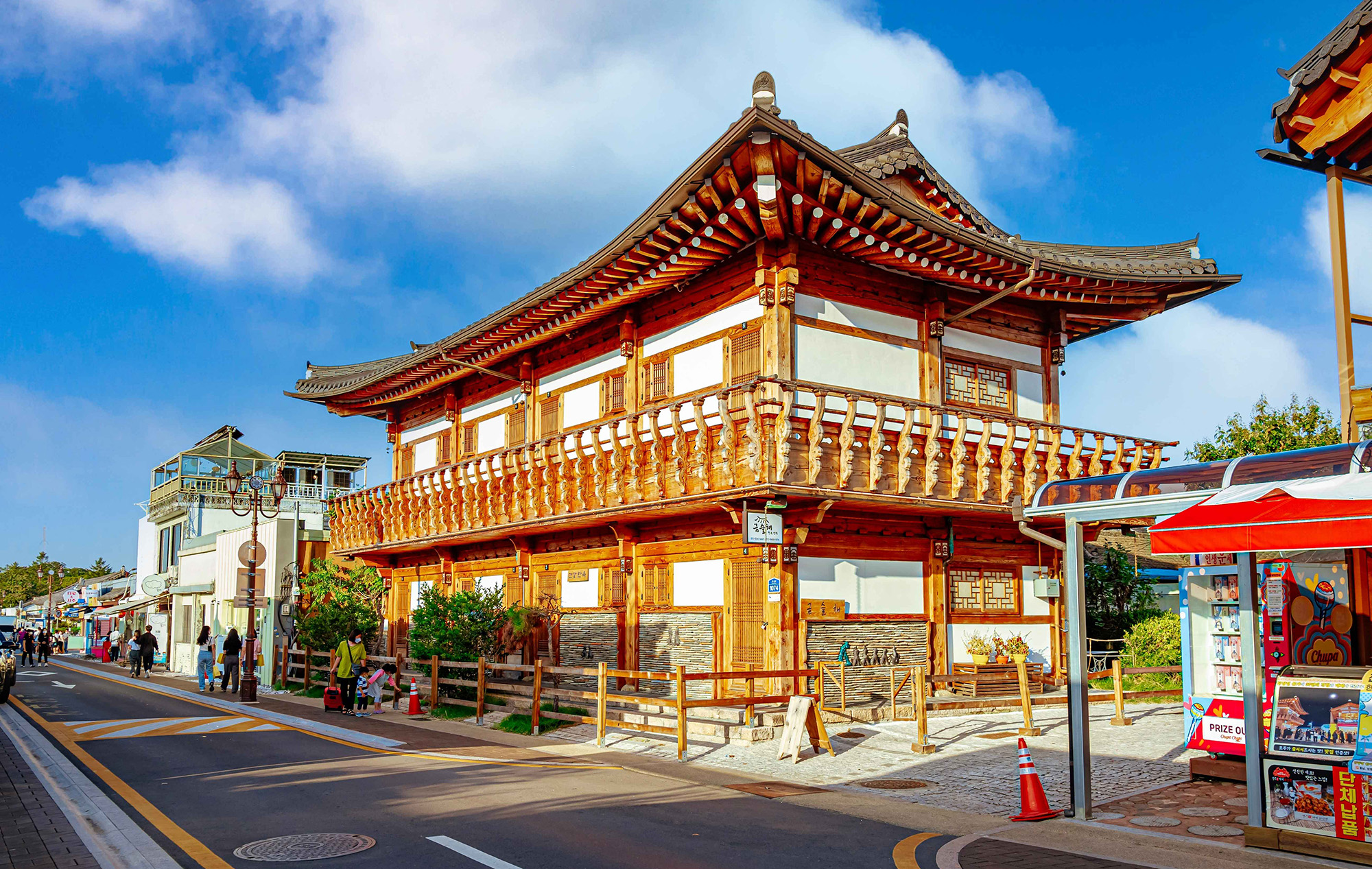 皇理團路將傳統韓屋建築的魅力與現代咖啡館、精品店和藝術畫廊融為一體。 皇理團路將傳統韓屋建築的魅力與現代咖啡館、精品店和藝術畫廊融為一體。