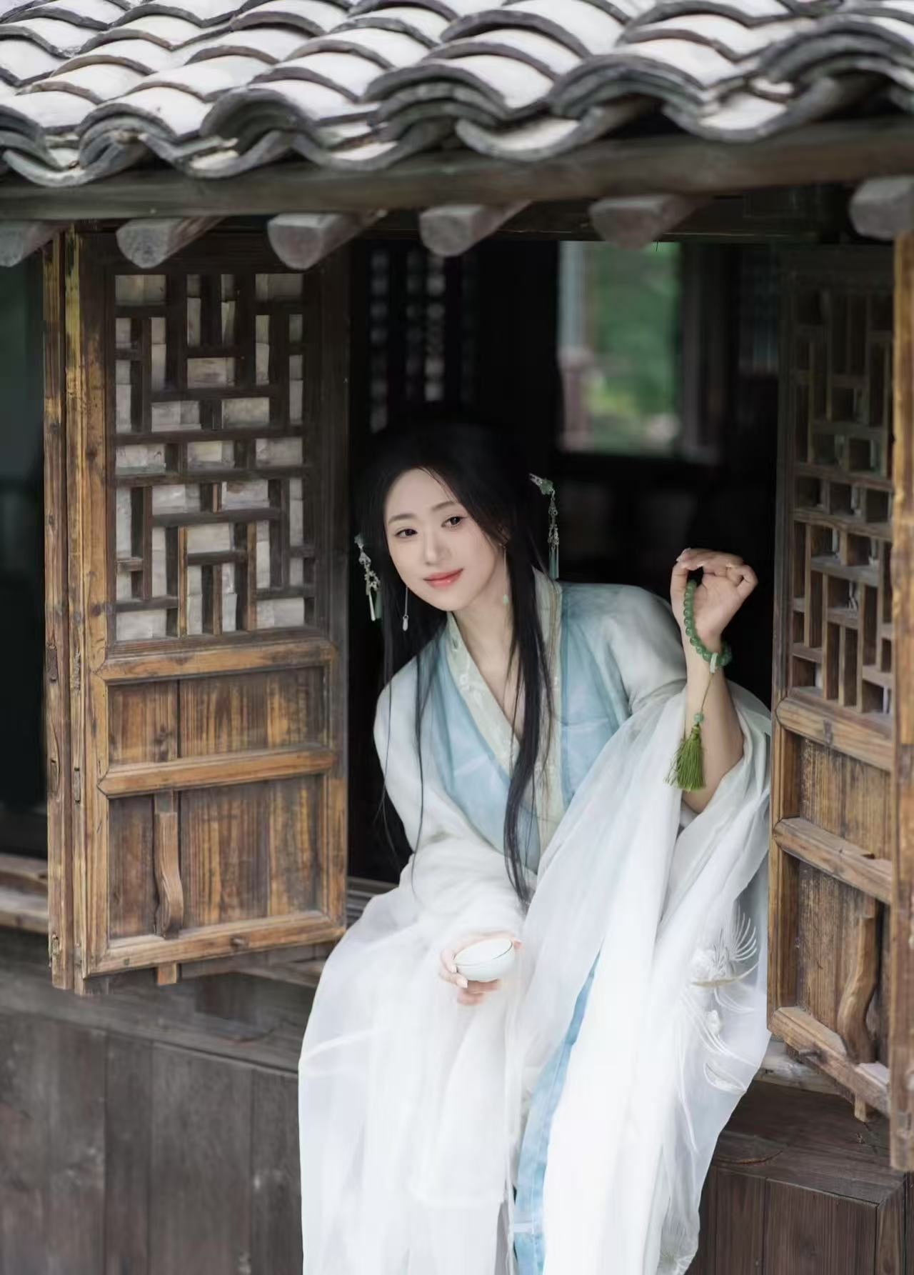 像是從歷史的畫卷中走出來的一樣，美得動人心魄