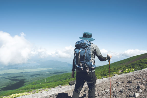 因體力或健康問題等自身原因，嚮導有權判斷終止繼續登山。此時按規定辦理離團手續，離團時，需在指定住宿設施以外的住宿，休息或返程的情況所產生的費用，由客人自理。下山時無嚮導陪同，請在嚮導通知的五合目返程時間前到達五合目集合點。