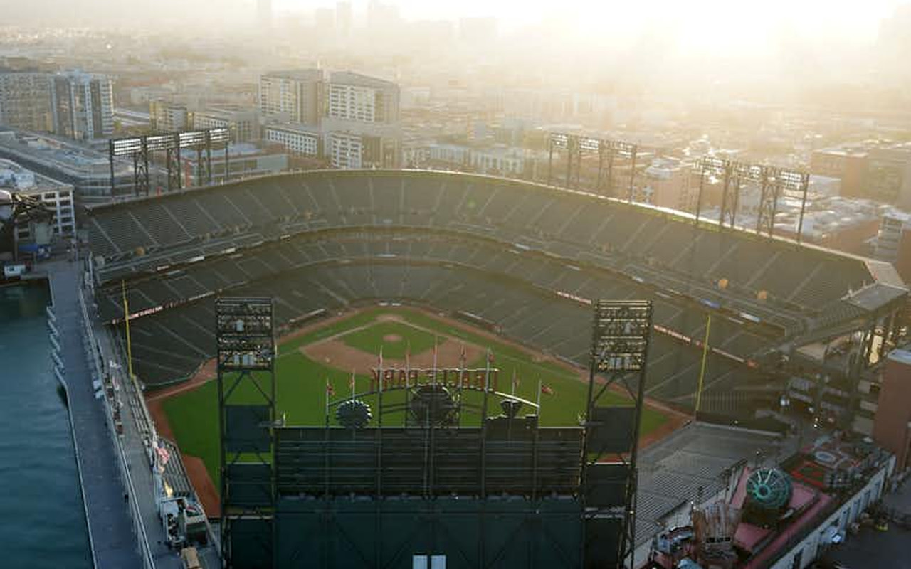 參加獨家幕後導覽，探索舊金山巨人隊的主場。