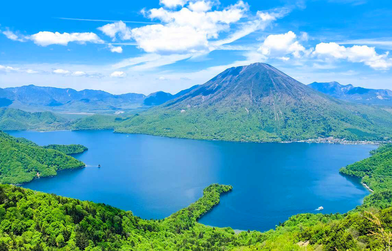 中禪寺湖四周低山環繞,湖岸曲折,風景優美。北岸的男體山海拔 2490 米,是環湖地區最醒目的景點。 中禪寺湖四周低山環繞,湖岸曲折,風景優美。北岸的男體山海拔 2490 米,是環湖地區最醒目的景點。