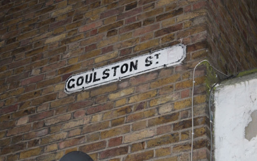 在原始犯罪現場附近，現代塗鴉與令人不寒而慄的訊息