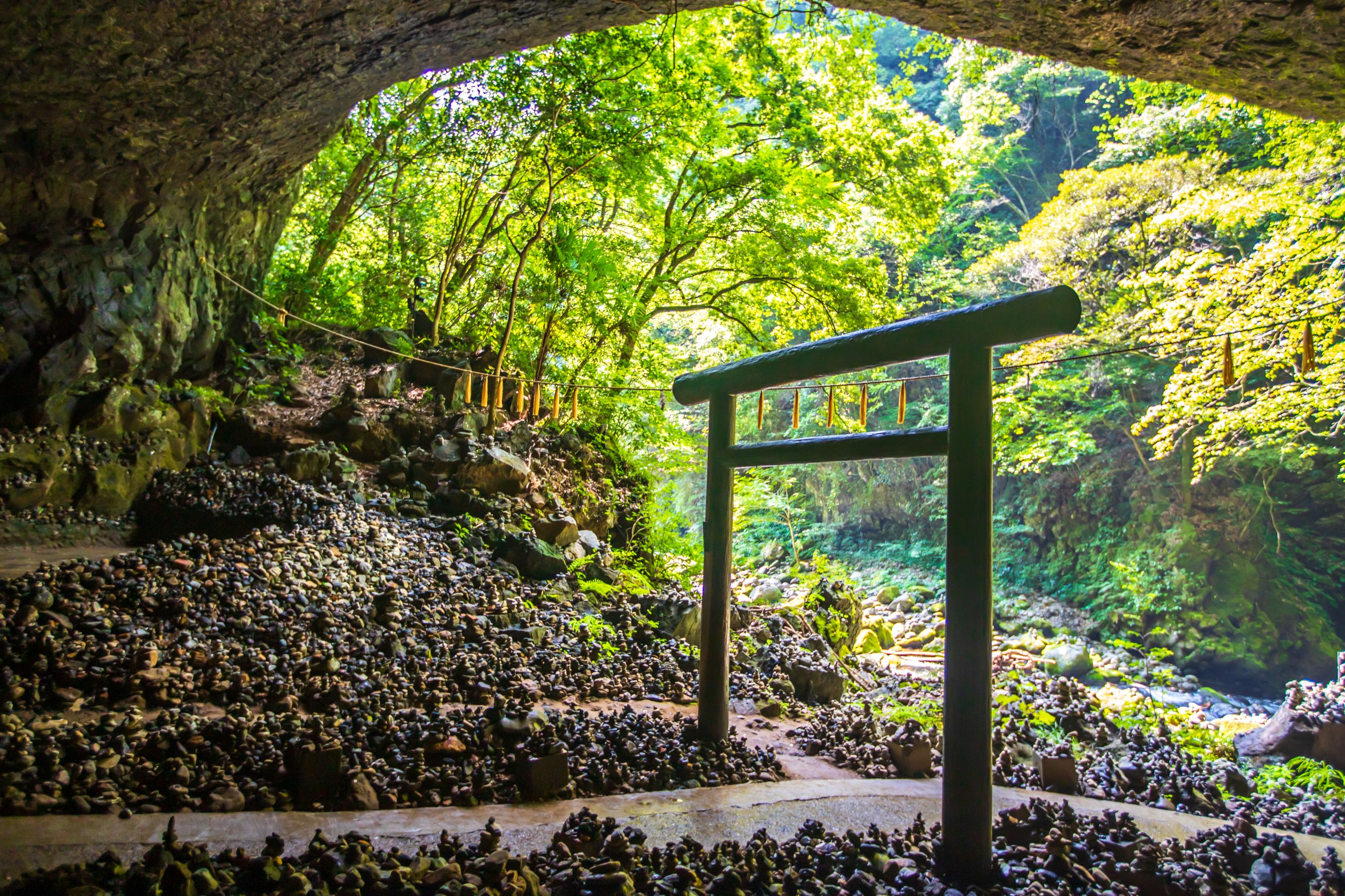 如今,洞穴和周圍的河岸上堆滿了遊客許願時疊起的無數小石塔,營造出一個極其神秘、充滿靈性且令人難忘的氛圍。 如今,洞穴和周圍的河岸上堆滿了遊客許願時疊起的無數小石塔,營造出一個極其神秘、充滿靈性且令人難忘的氛圍。