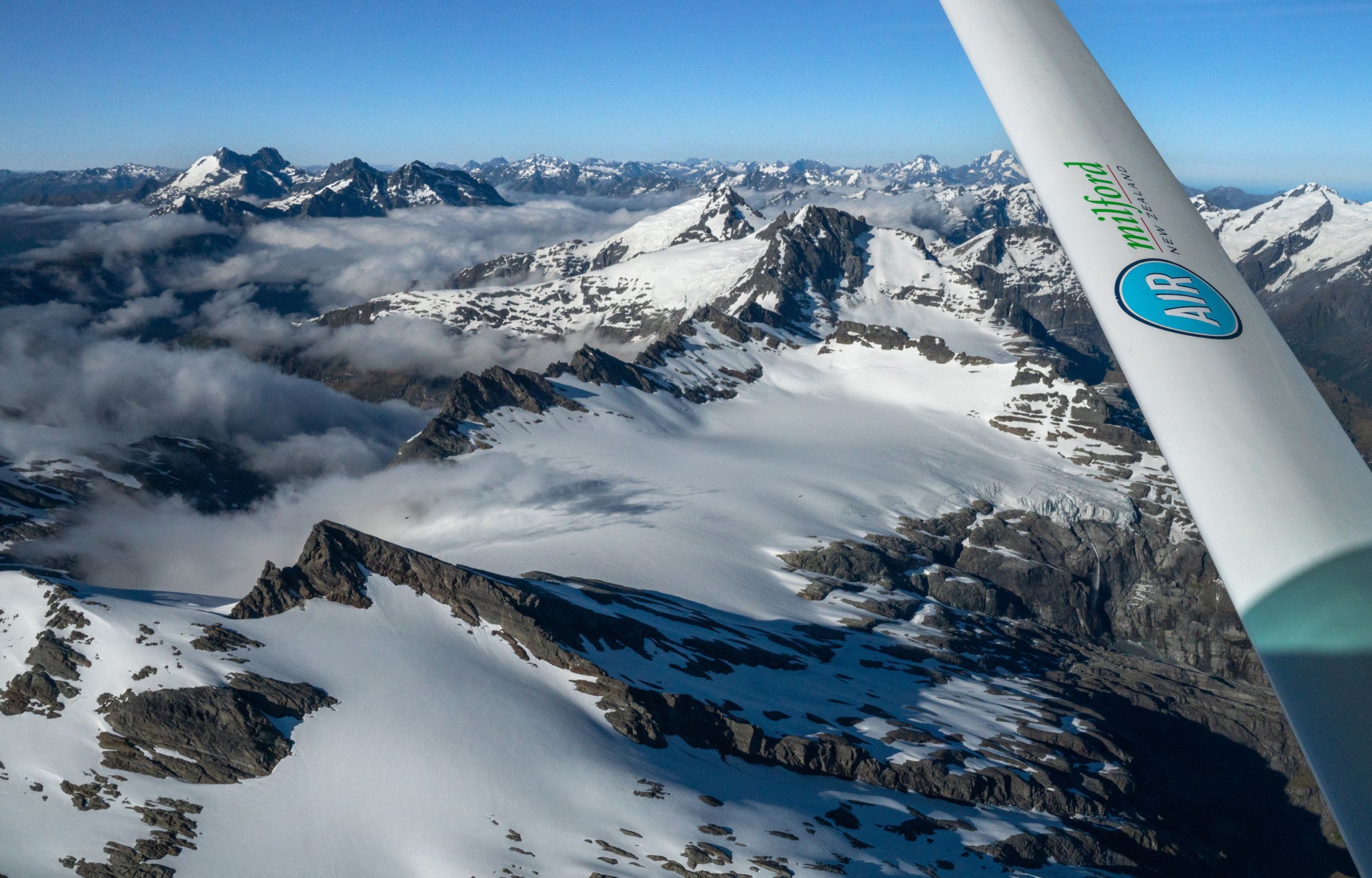 從獨特的空中視角,飽覽峽灣地區的壯麗冰川,包括奧利維娜 (Olivine)、唐恩 (Donne) 和廷德爾 (Tyndall) 冰川,盡享無與倫比的視覺饗宴。 從獨特的空中視角,飽覽峽灣地區的壯麗冰川,包括奧利維娜 (Olivine)、唐恩 (Donne) 和廷德爾 (Tyndall) 冰川,盡享無與倫比的視覺饗宴。