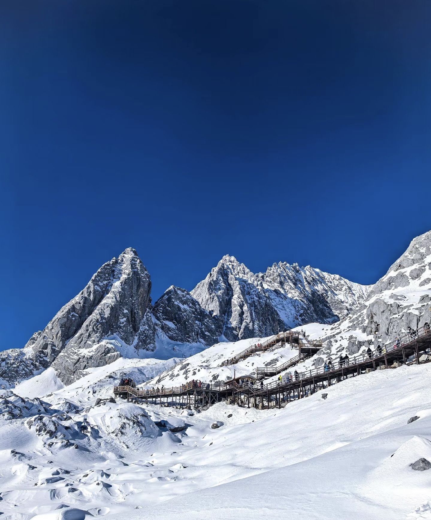 One-day private car tour of Jade Dragon Snow Mountain and Baisha Ancient Town in Lijiang, Yunnan