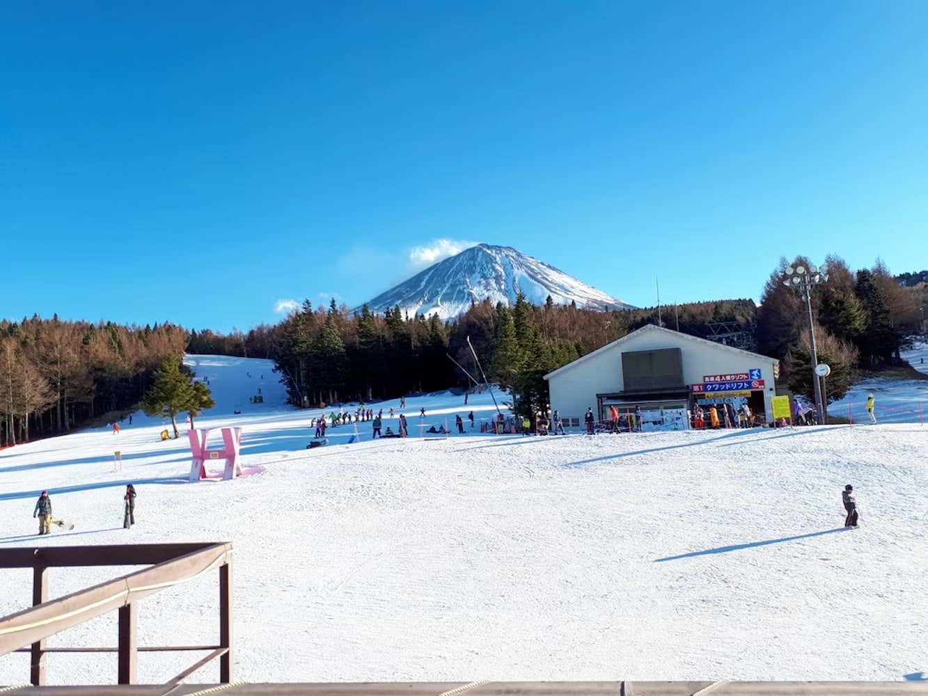 【Fujiten Ski Resort】
Fujiten Ski Resort is the closest ski resort to Mount Fuji. It has ski slopes suitable for beginners and families. Whether you are skiing, snowboarding or sledding, you can easily enjoy the fun of ice and snow. The venue is well-equip
