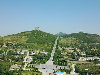 乾陵是唐高宗與武則天的合葬墓，也是中國唯一一座合葬兩位皇帝的陵墓。它是唐代帝王陵墓中保存最完好的，擁有著名的石刻，包括無字碑和 61 尊外國使臣像。