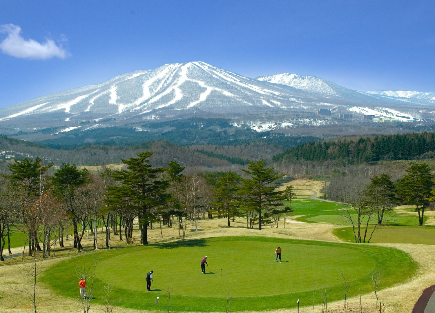 在 APPI Golf 挑戰自我,36 洞精彩球道搭配壯麗山景,讓您盡情揮桿。 在 APPI Golf 挑戰自我,36 洞精彩球道搭配壯麗山景,讓您盡情揮桿。