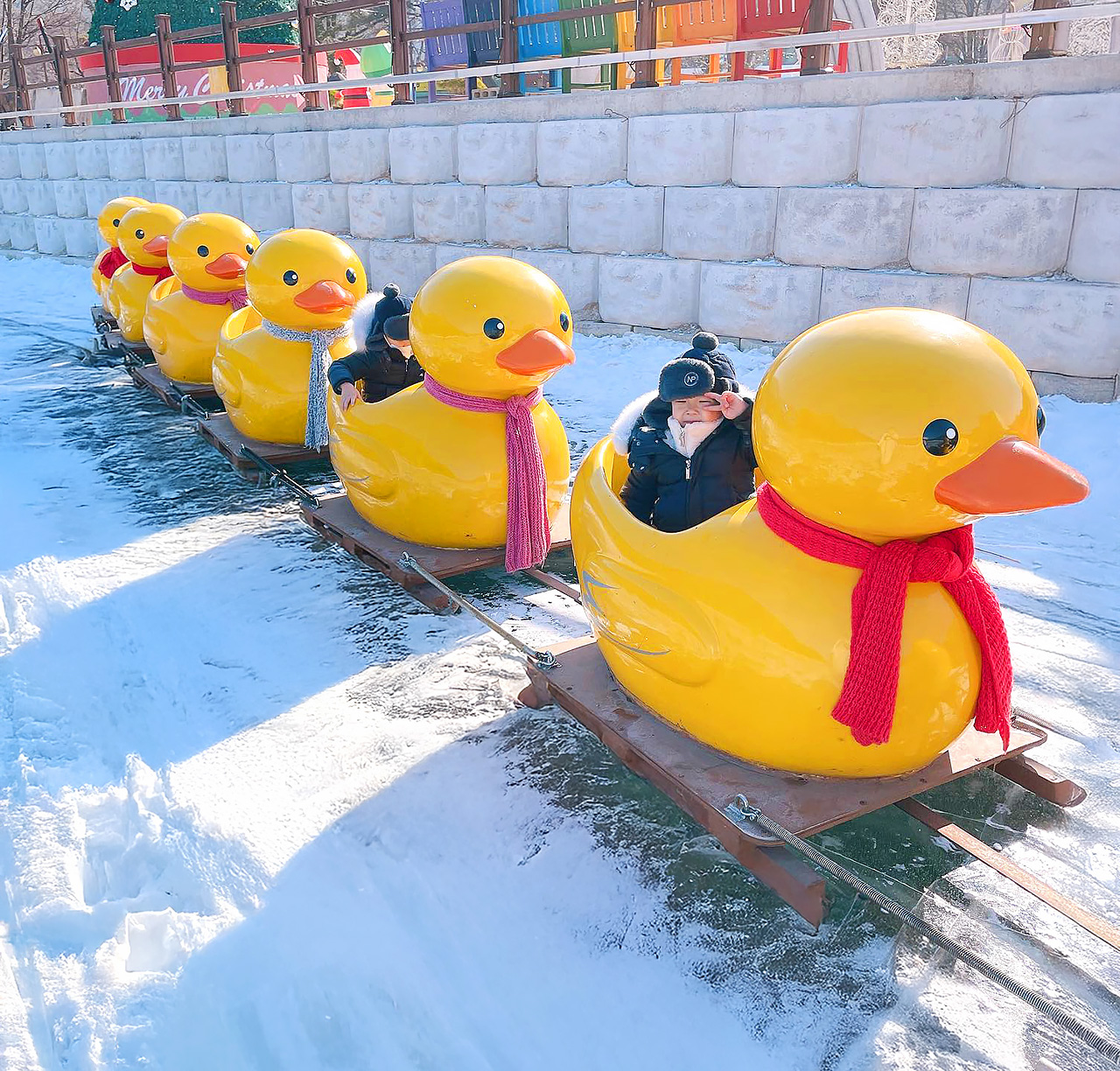 冬季，山井湖會變成一個天然溜冰場，您可以在那裡享受騎乘黃色鴨子雪橇等有趣的活動！