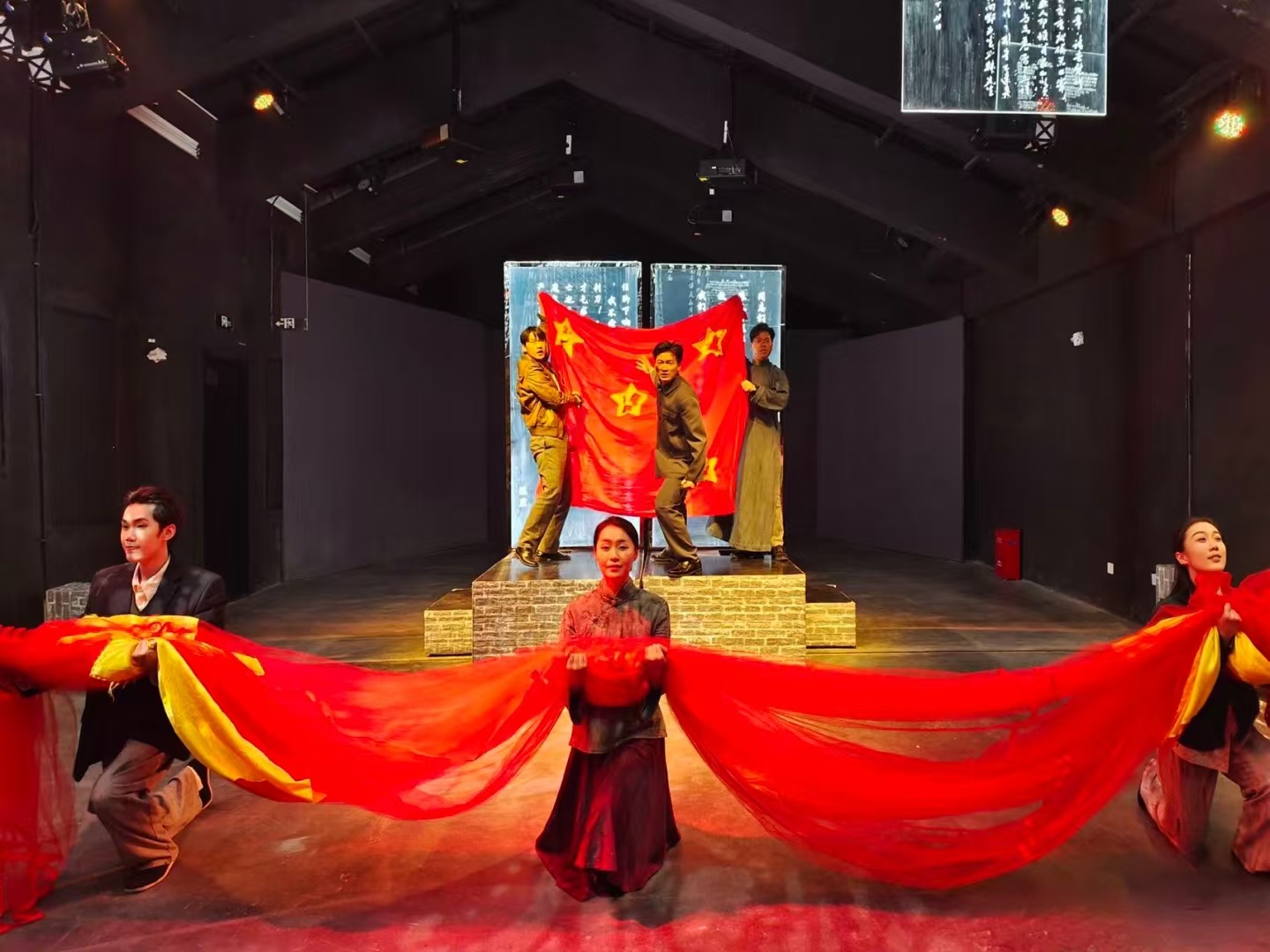 槍林彈雨中的英烈們，悲壯的倒在淒涼的雨夜，槍聲、風聲、雨聲，媒體營造的場景氛圍，強化了觀眾的體驗感