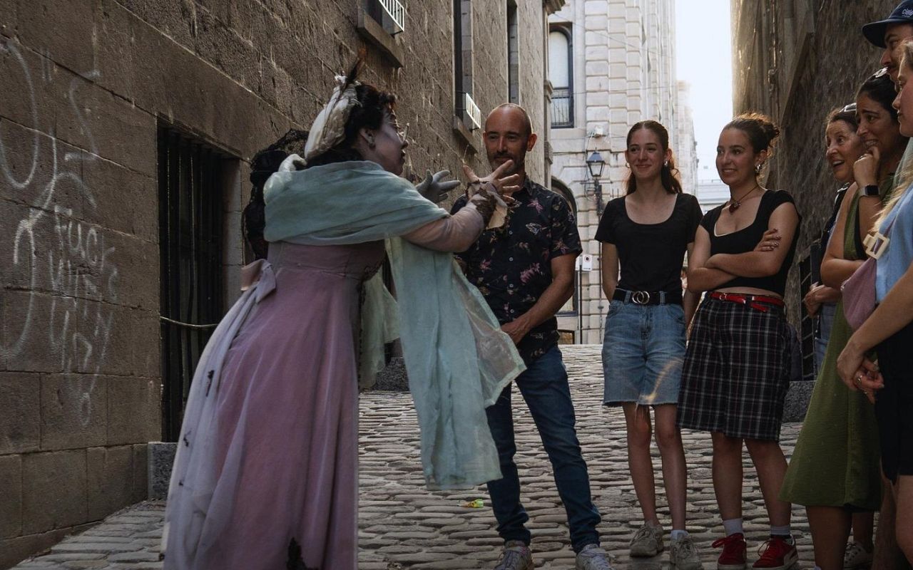 在蒙特婁舊城區的鬼魂徒步之旅中，一位身著歷史服裝的導遊將分享令人毛骨悚然的鬼故事。