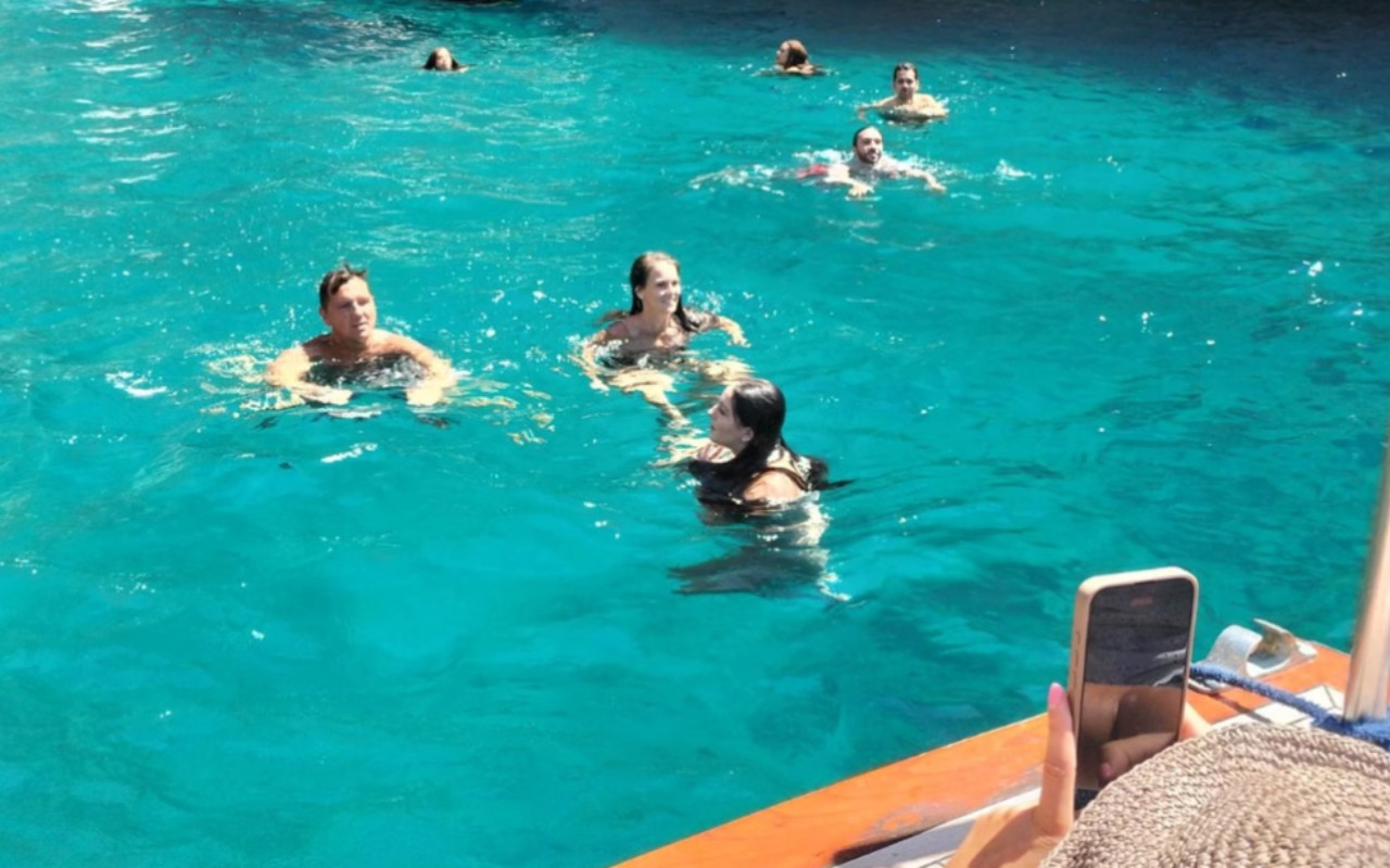 與親朋好友一同搭乘觀光船和迷你巴士，盡情暢遊美麗的卡布里島。