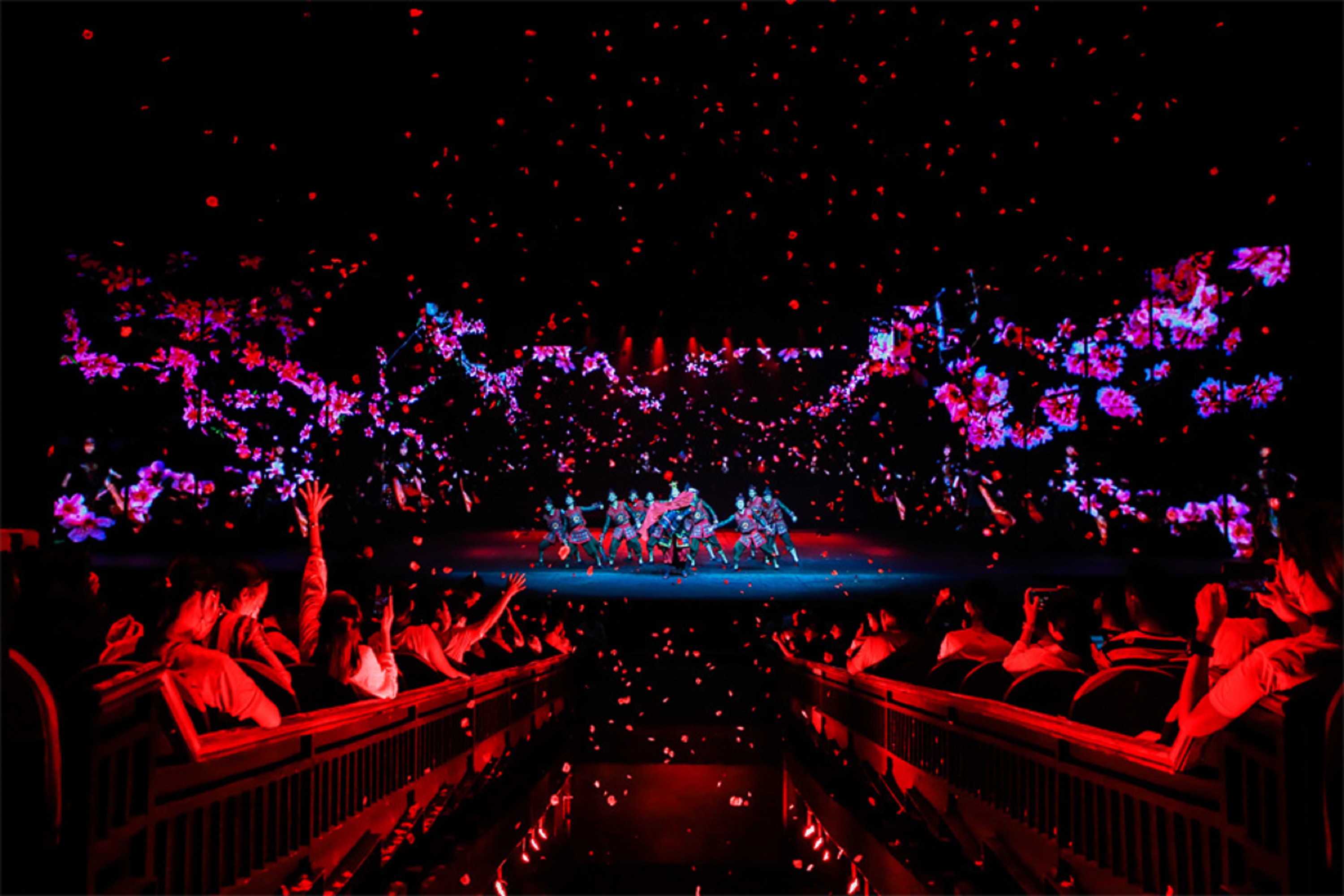 400平方米的巨型懸空透明膜從天而降……讓每一寸角落都滿盈著演出怒放的張力,撼動著觀眾的視覺與聽覺神經 400平方米的巨型懸空透明膜從天而降……讓每一寸角落都滿盈著演出怒放的張力,撼動著觀眾的視覺與聽覺神經