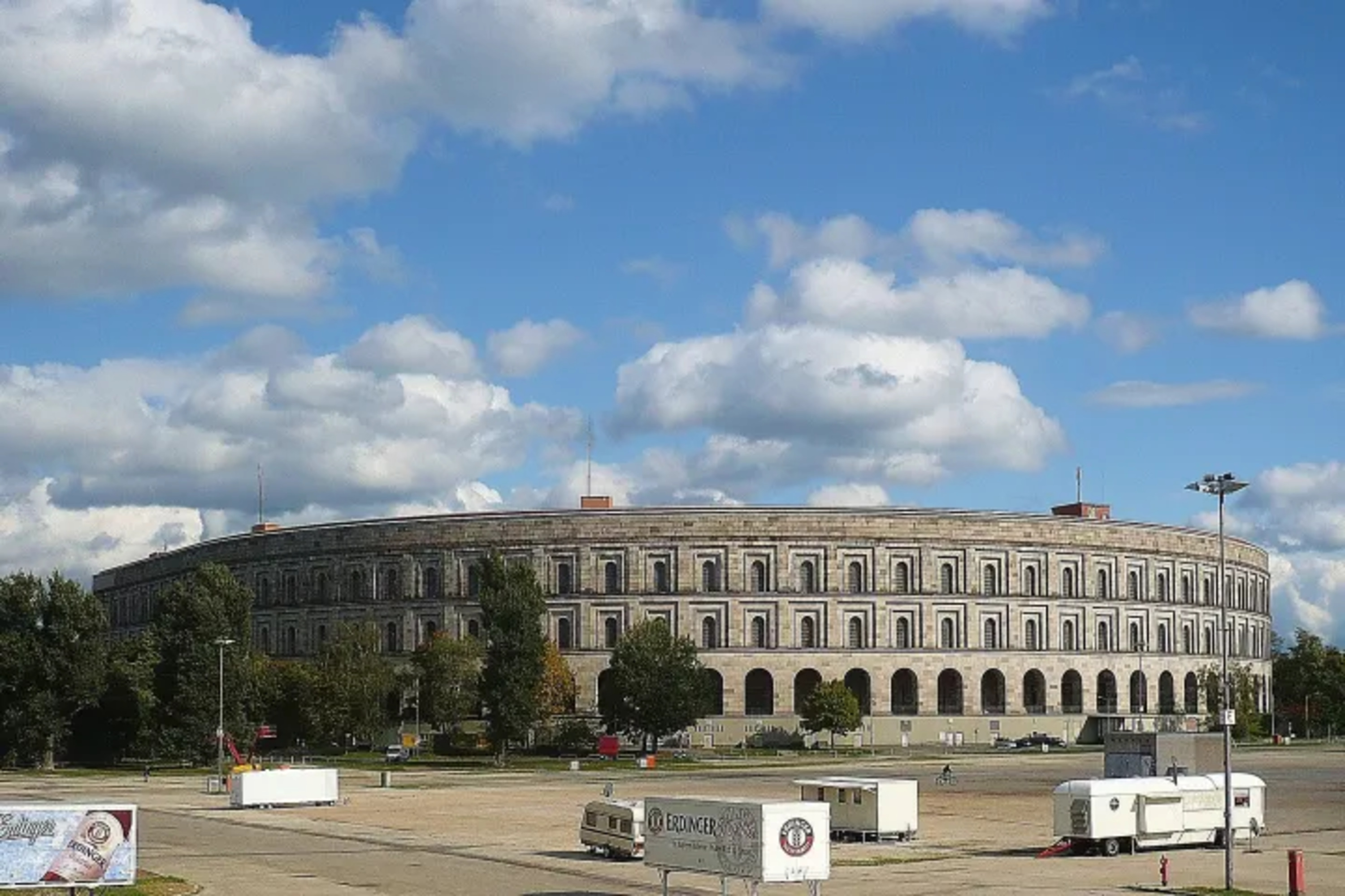 聆聽該地區文化和政治歷史的精彩故事