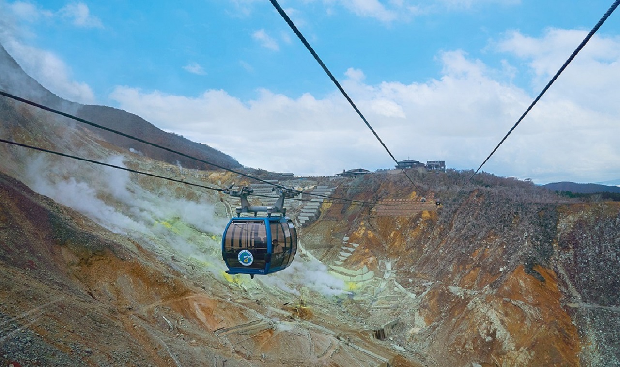箱根空中纜車，空氣中開始瀰漫淡淡的硫磺氣味，大地呈現出灰白與赤紅的色調。