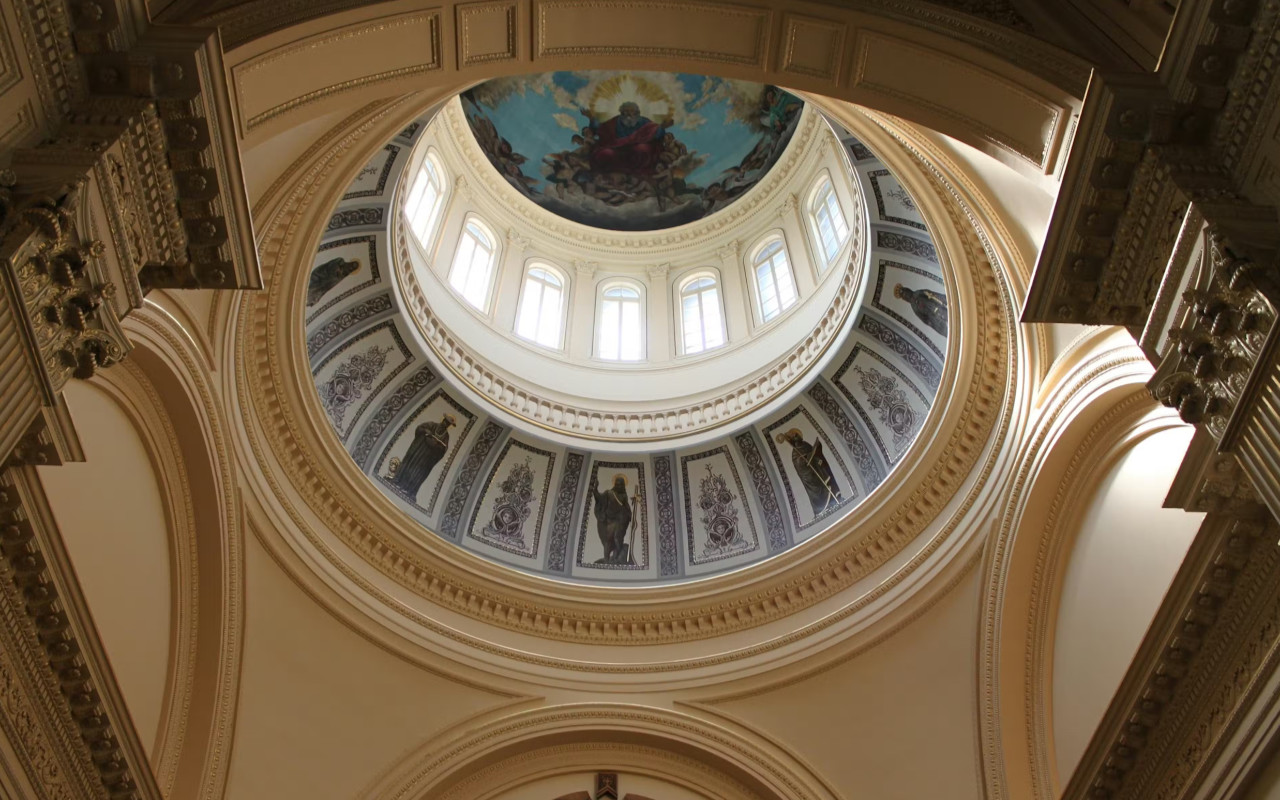 沉浸於博物館圓頂的璀璨光芒與寧靜宏偉之中 沉浸於博物館圓頂的璀璨光芒與寧靜宏偉之中