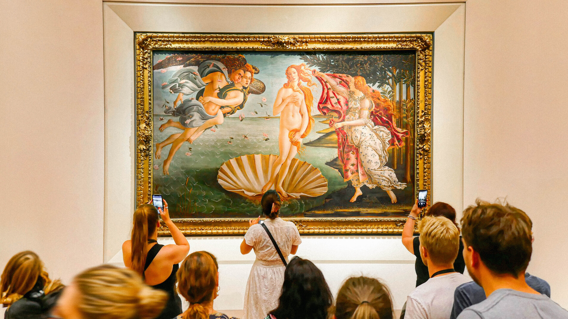 駐足欣賞波提切利享譽全球的畫作《維納斯的誕生》。