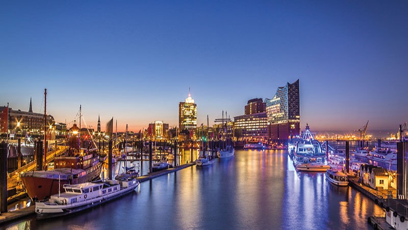 港口燈光倒映在水面上,捕捉漢堡 (Hamburg) 黃昏時分的迷人天際線 港口燈光倒映在水面上,捕捉漢堡 (Hamburg) 黃昏時分的迷人天際線