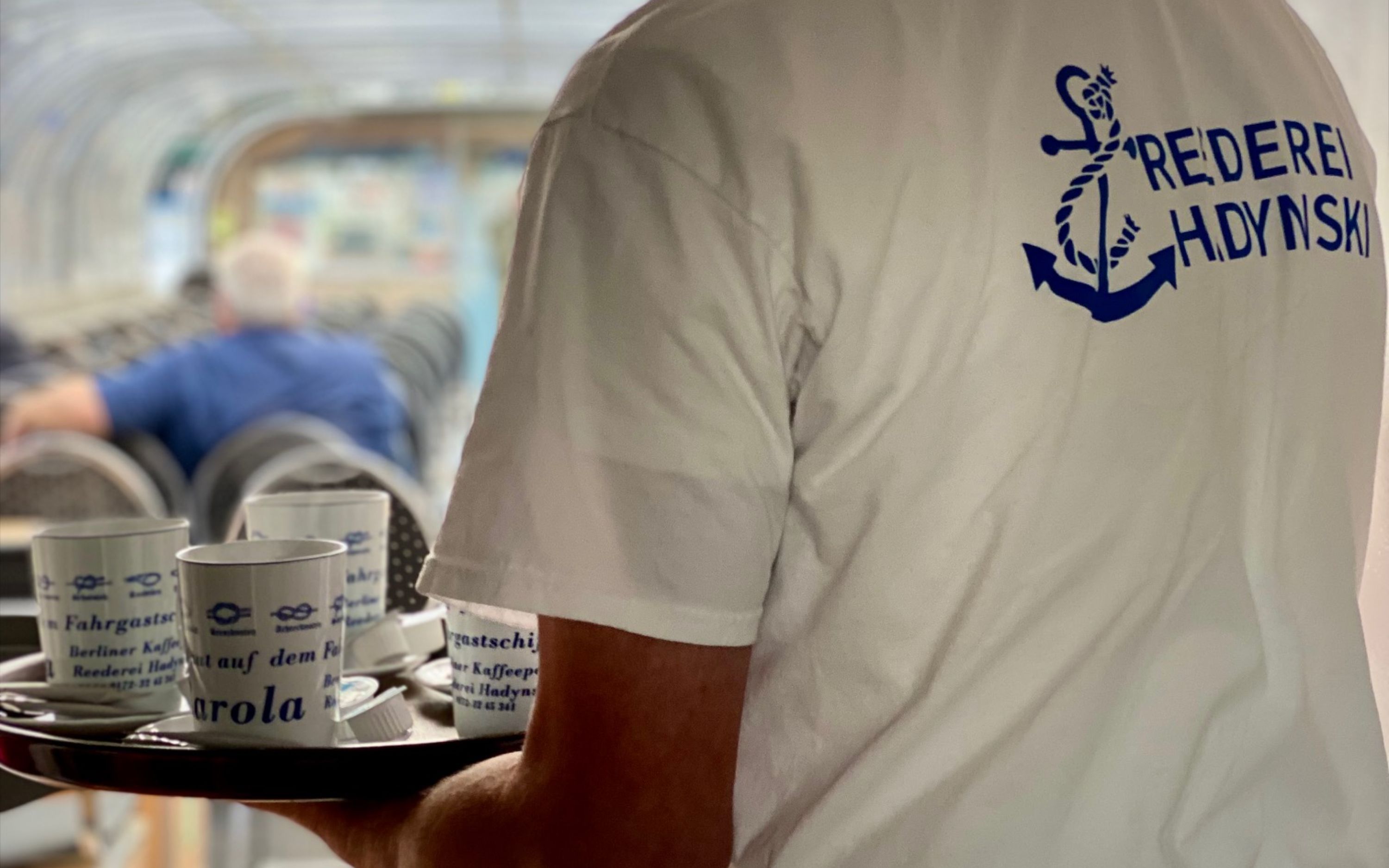 友善的服務人員會將現煮咖啡或冰涼飲品送至您的座位，讓您盡情享用。