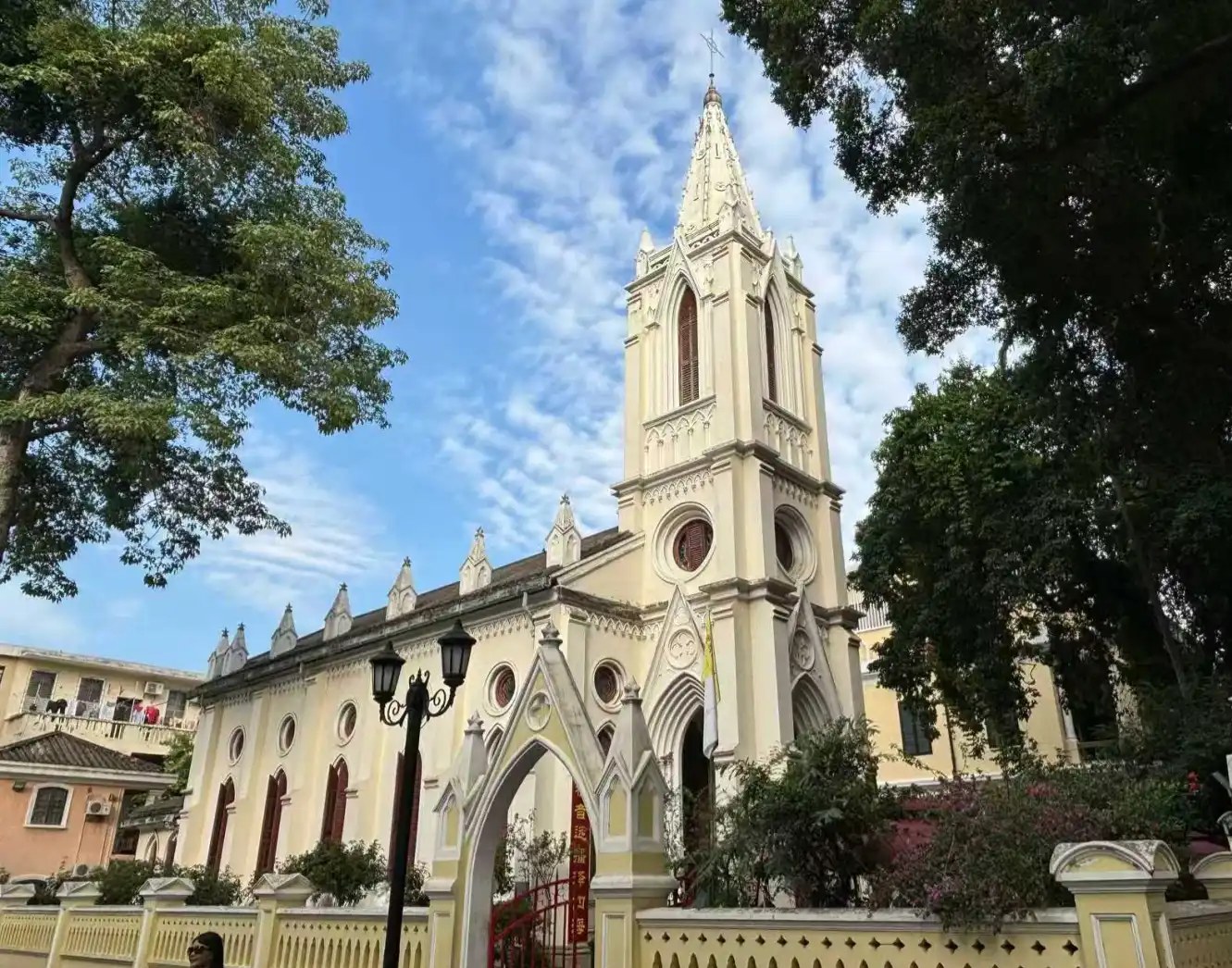 Shamian Island was originally a sandbar formed by the alluvial deposits of the Pearl River. It is a small, oval-shaped island with an area of only 0.3 square kilometers. (Note: If heavy traffic on the day affects the boarding time for the Pearl River Nigh
