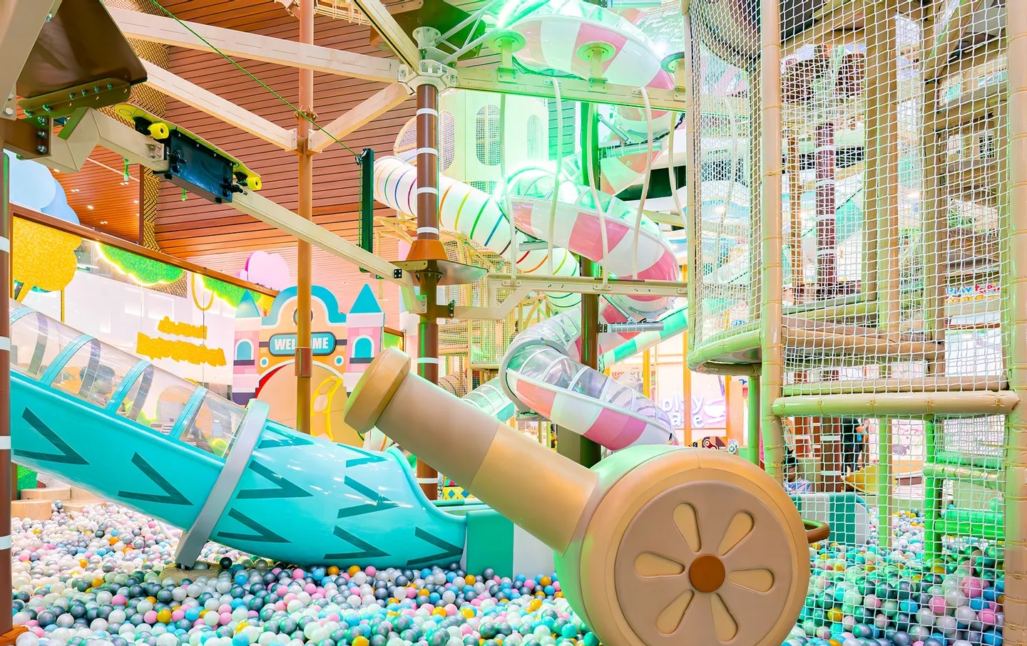 多種遊戲與溜滑梯任您暢玩,盡在 Playtopia! 多種遊戲與溜滑梯任您暢玩,盡在 Playtopia!