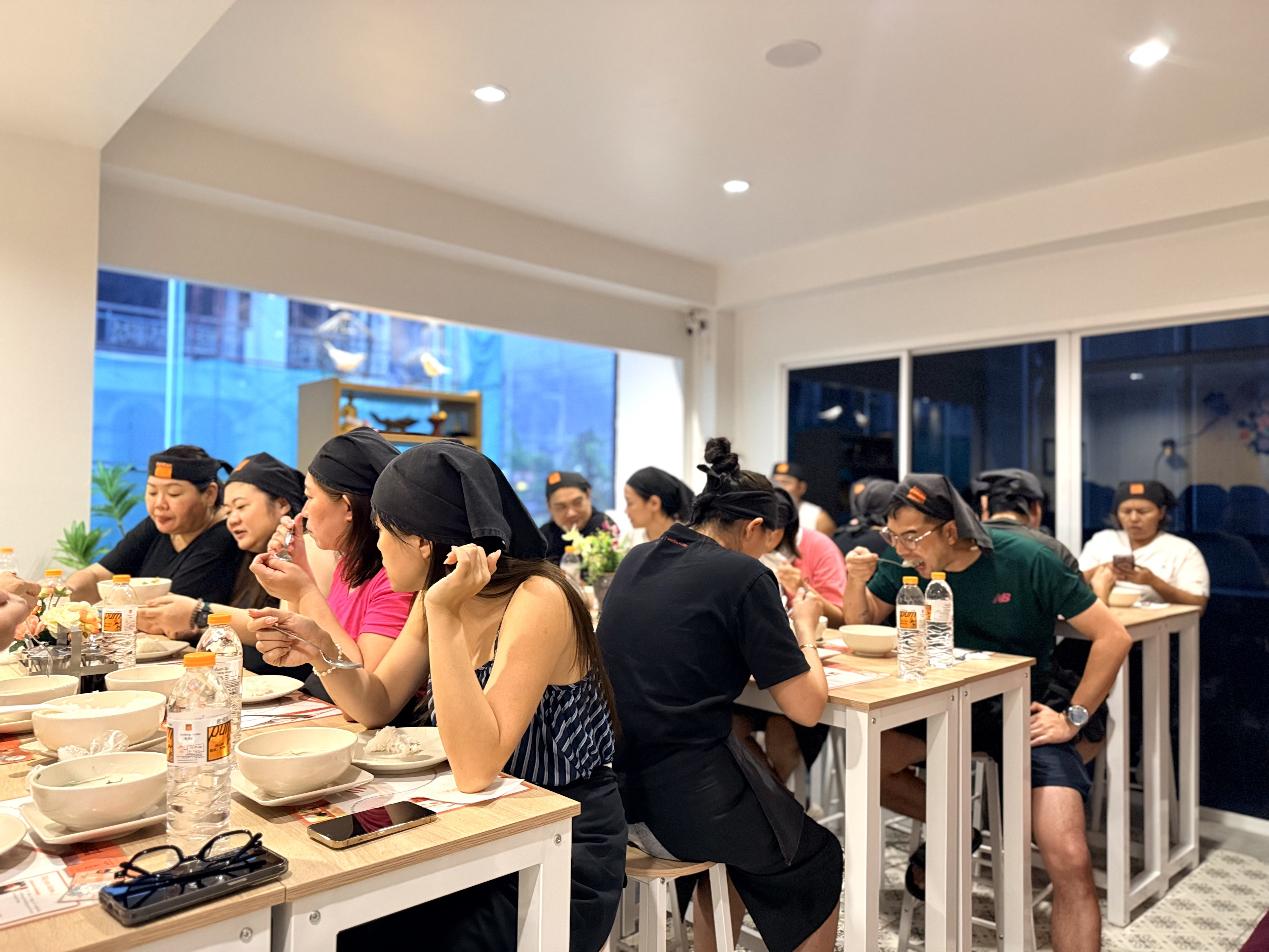 透過 易遊網 預訂此體驗，即可由 Pum Thai Cooking School 親切且博學的主廚親自指導
