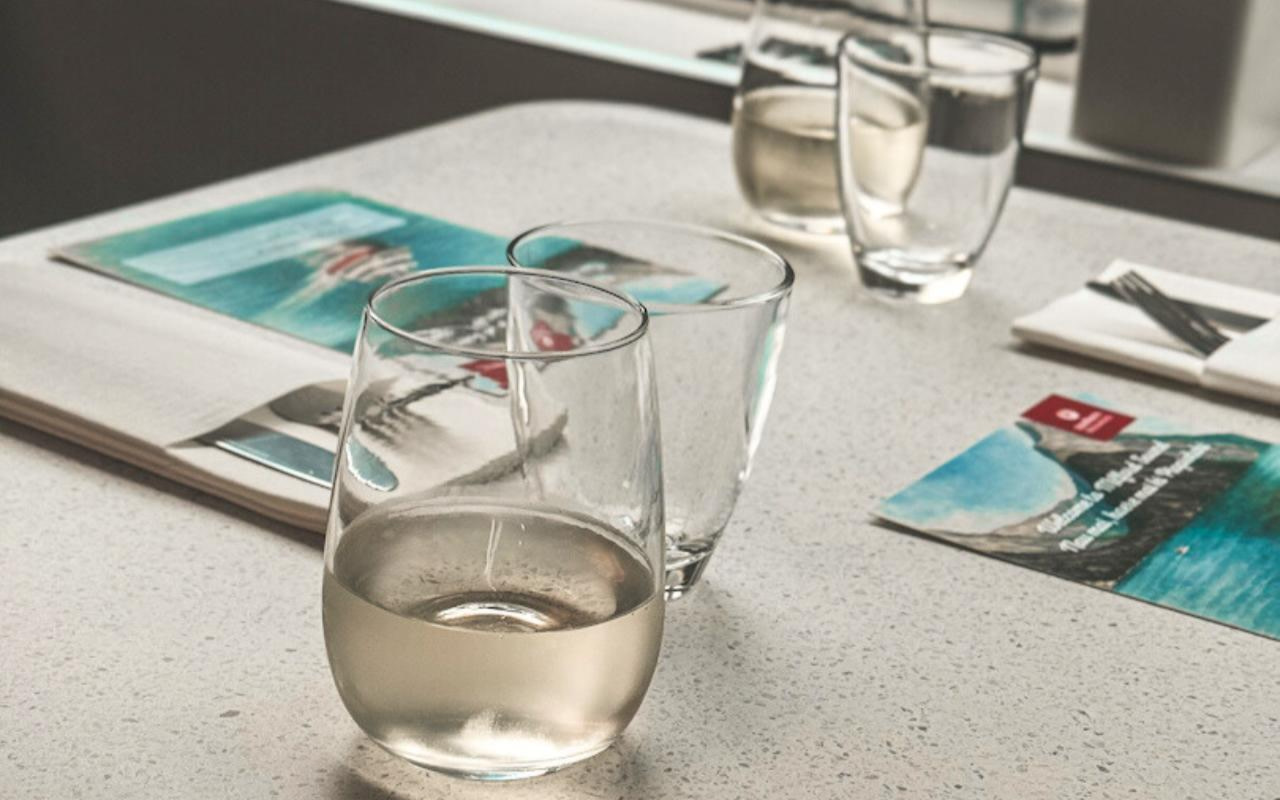 升級您的遊船體驗,在船長貴賓休息室享受獨家座位、頂級舒適感與一覽無遺的全景視野。 升級您的遊船體驗,在船長貴賓休息室享受獨家座位、頂級舒適感與一覽無遺的全景視野。