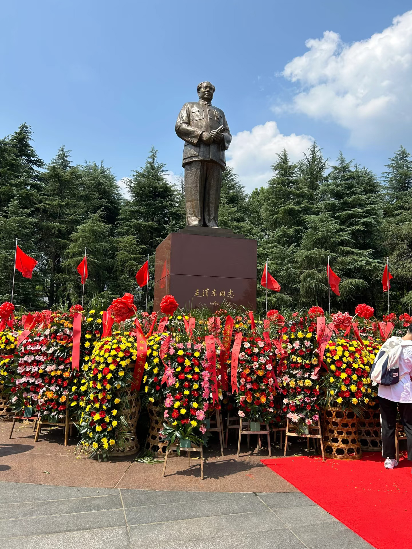 —瞻仰主席銅像,感受偉人的風采和偉大精神!廣場上那座高高的毛主席銅像,看起來超級有範兒,就像是在守護我們的大英雄,每次看到都讓人心生敬意! —瞻仰主席銅像,感受偉人的風采和偉大精神!廣場上那座高高的毛主席銅像,看起來超級有範兒,就像是在守護我們的大英雄,每次看到都讓人心生敬意!