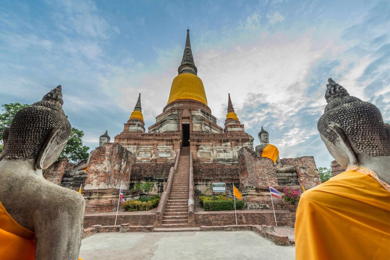 參觀亞柴蒙扣寺 (Wat Yai Chai Mongkhon)，欣賞一排排莊嚴的佛像。您還可以選擇登上佛塔頂部，將暹羅古城全景盡收眼底。