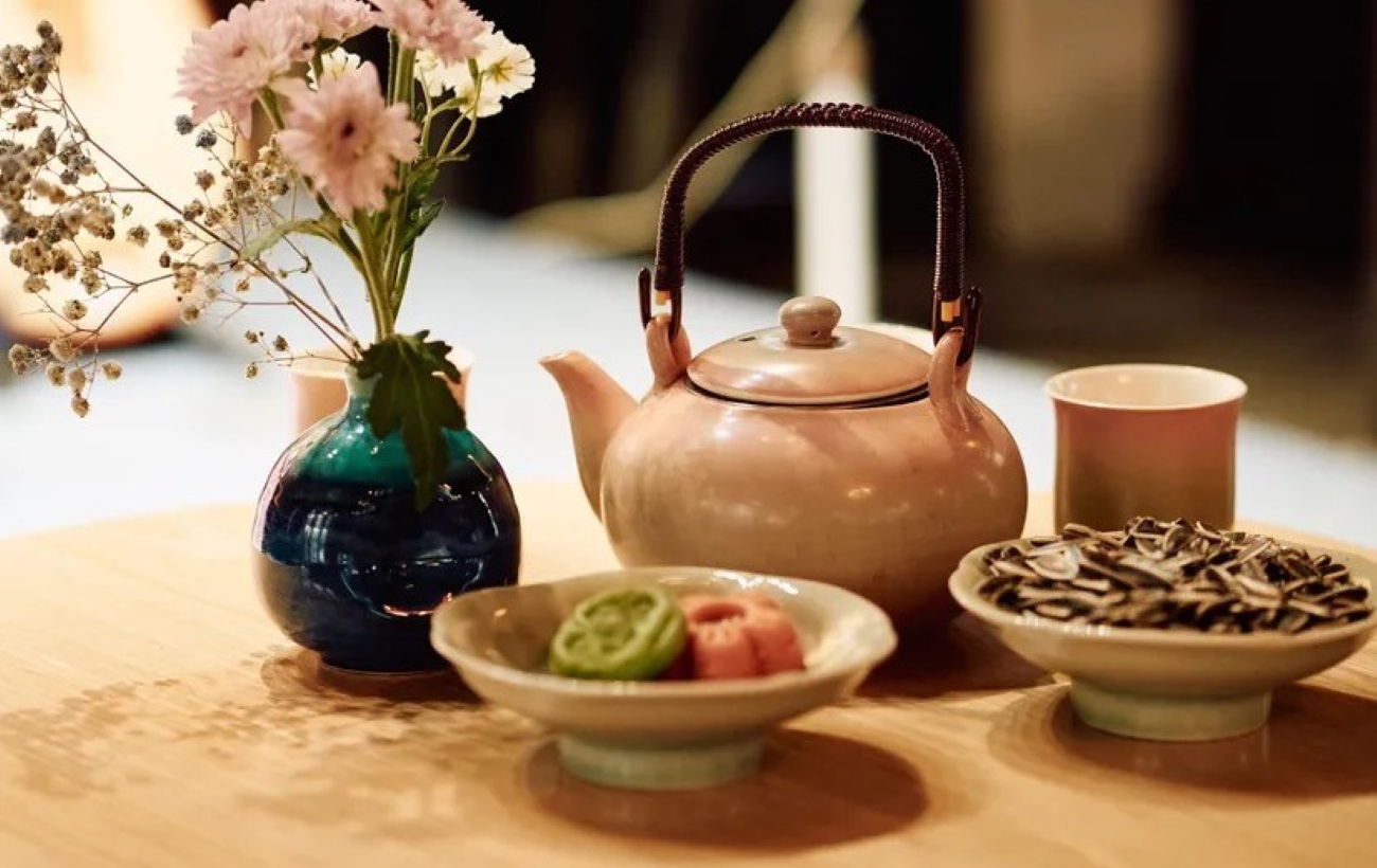 Fresh tea brewed from spring water, a cup of tea that reflects the past and present