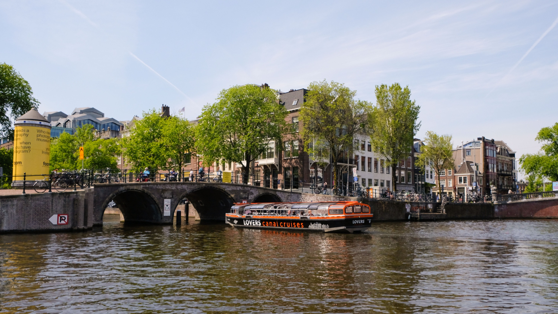 在遊覽阿姆斯特丹迷人的歷史水道時，探索標誌性地標