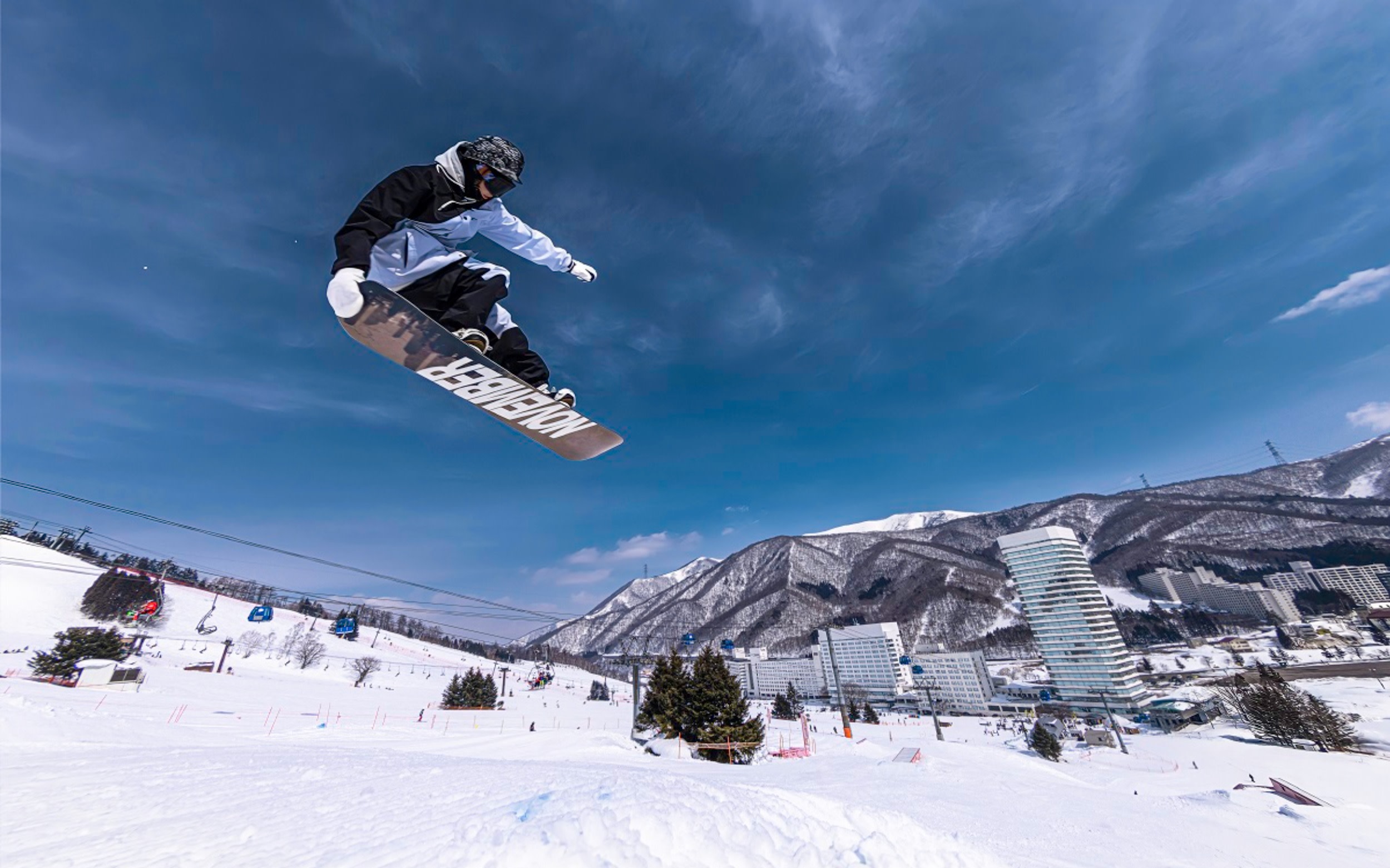[Shinjuku Departure | Round-Trip Bus] Naeba Ski Resort Day Trip, Including 6-Hour Lift Pass | Options for 2-Piece Snowboard Set or 3-Piece Ski Set + 1-Day Ski Wear Rental Package